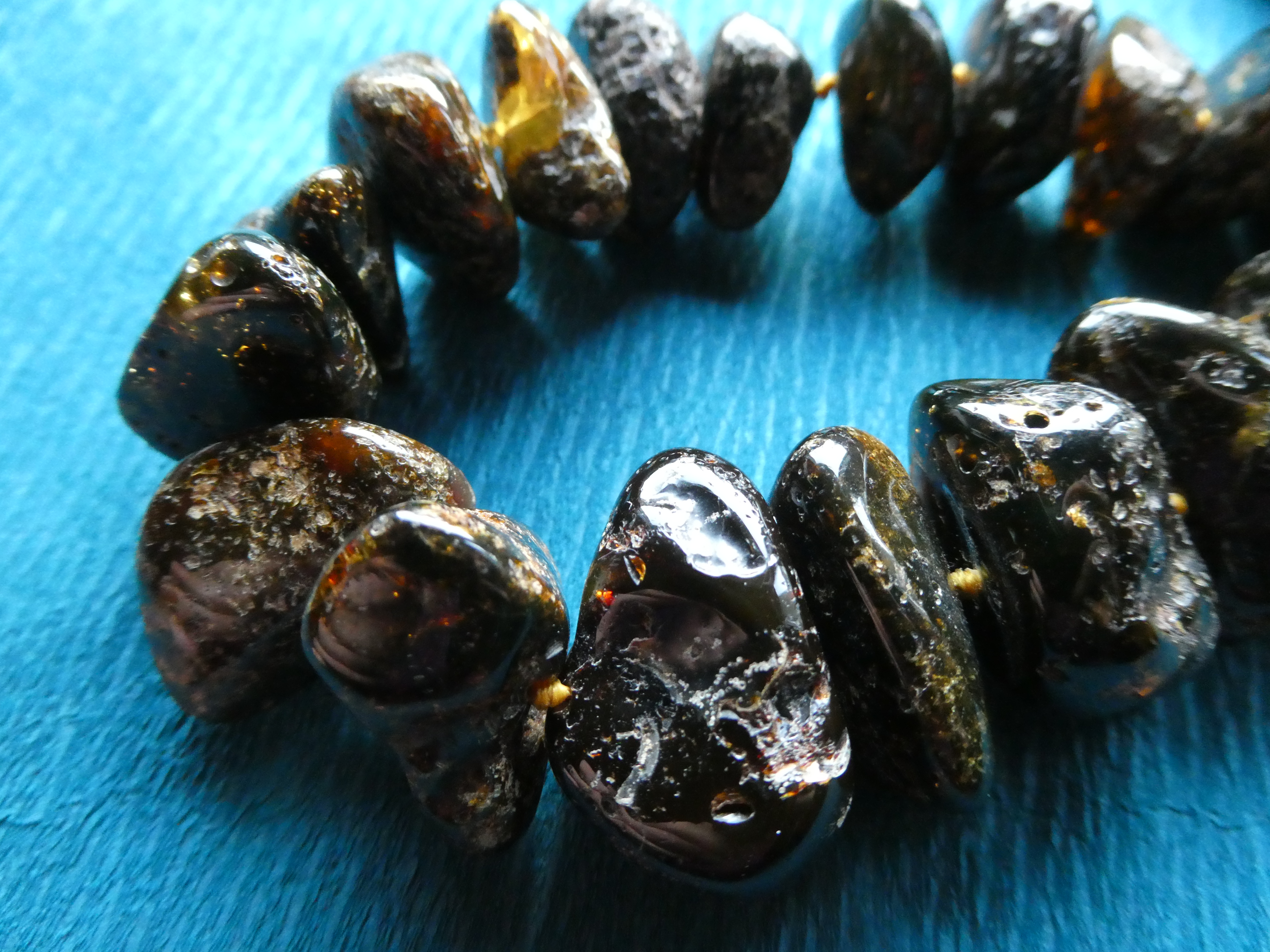 NIGHT MAGICIAN VERY DARK AMBER NECKLACE With Charming Rough Polishing