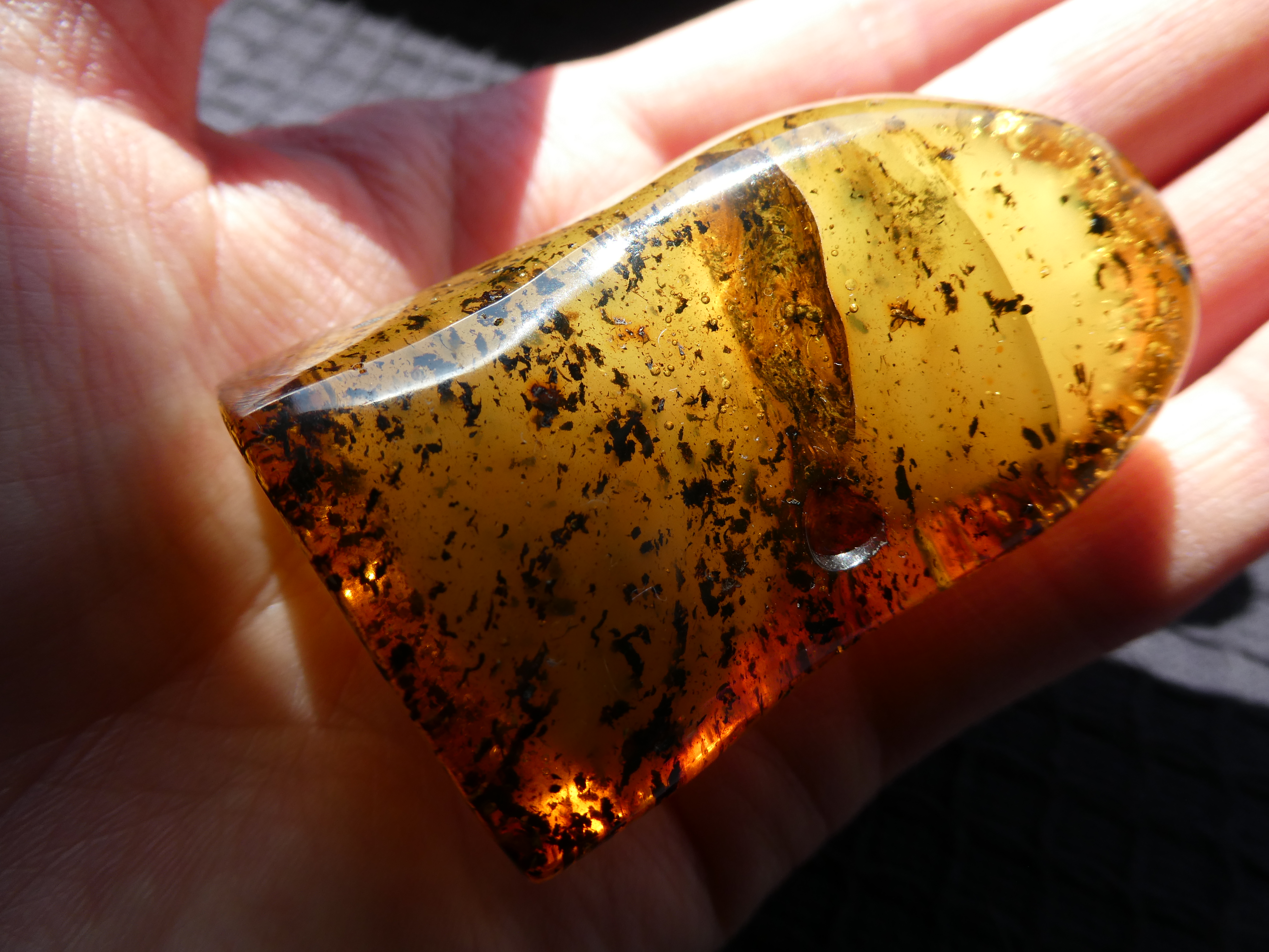 GREENLAND// Very Charming Milky Greenish Yellow Self-Standing Specimen With Plant-Insect Inclusions