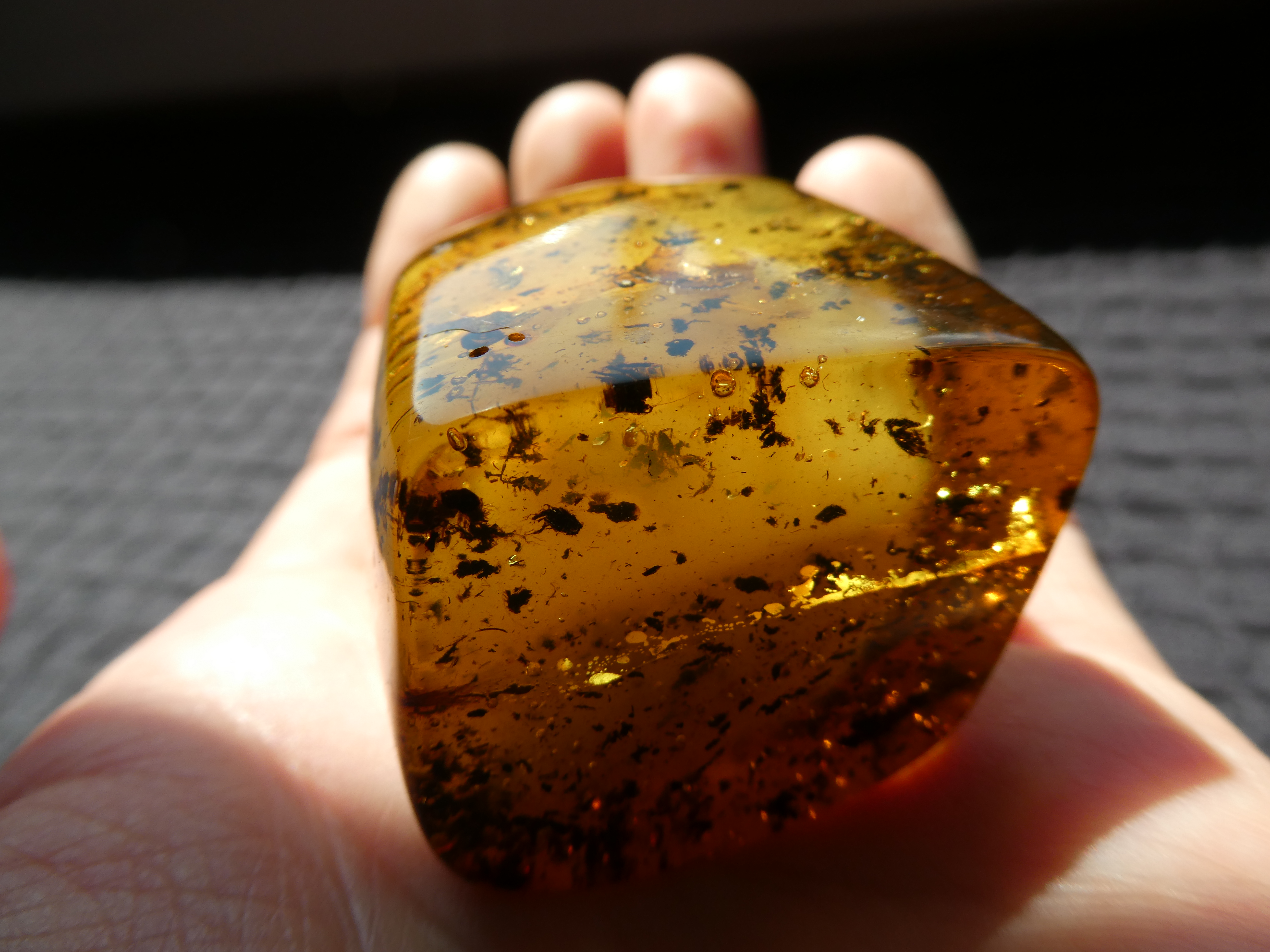 GREENLAND// Very Charming Milky Greenish Yellow Self-Standing Specimen With Plant-Insect Inclusions