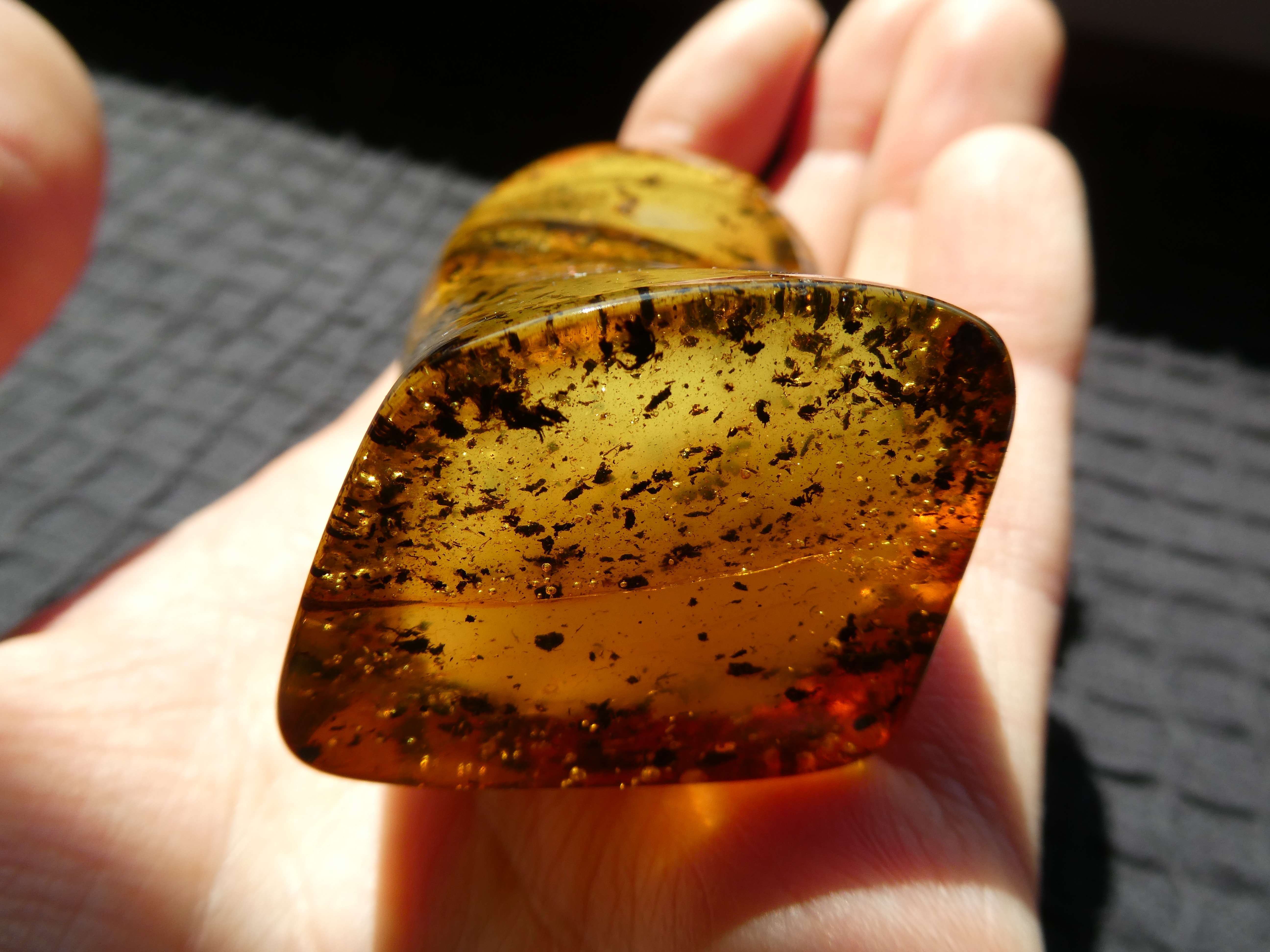 GREENLAND// Very Charming Milky Greenish Yellow Self-Standing Specimen With Plant-Insect Inclusions