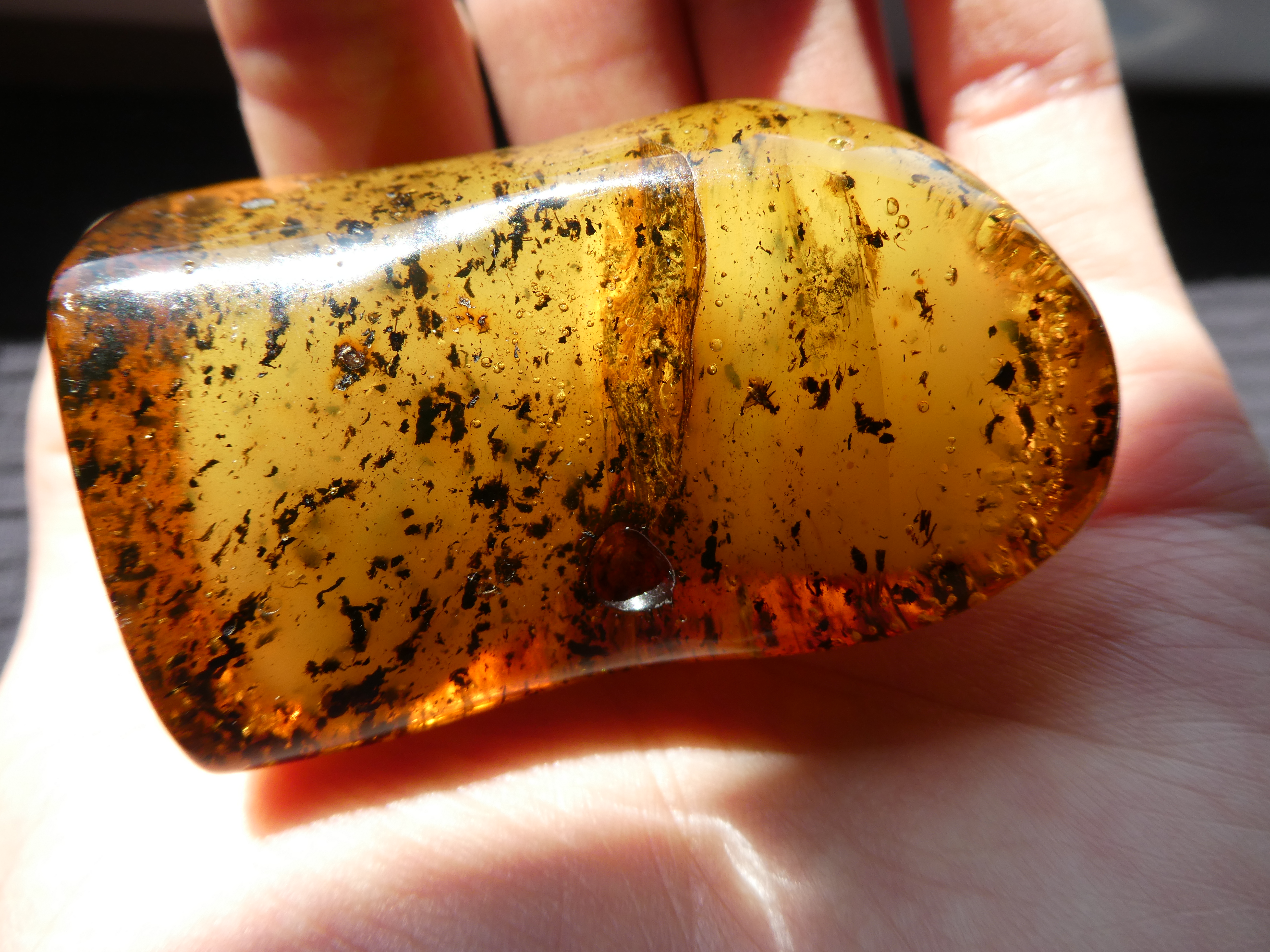 GREENLAND// Very Charming Milky Greenish Yellow Self-Standing Specimen With Plant-Insect Inclusions