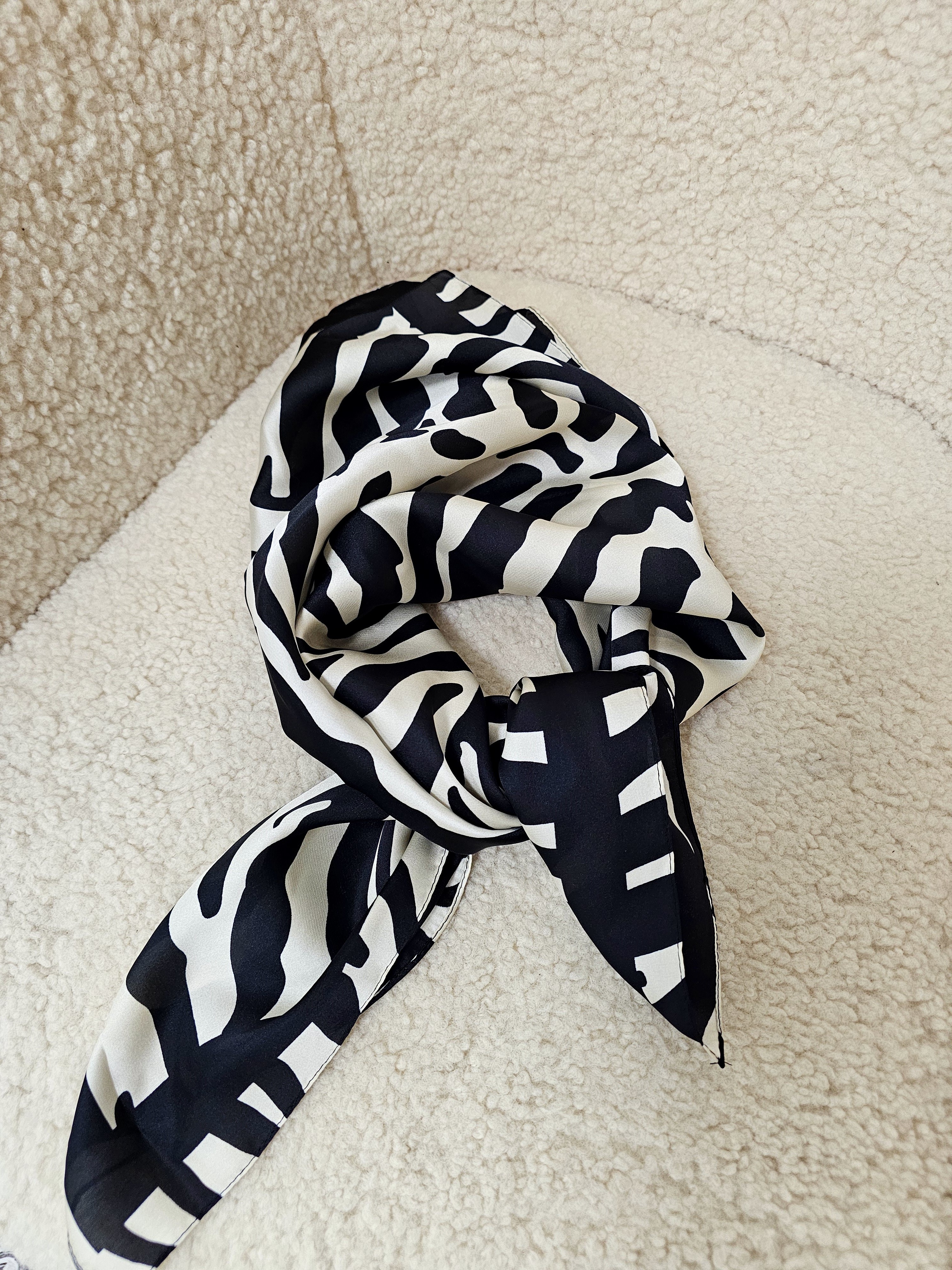 Skarelė ,,Black zebra"