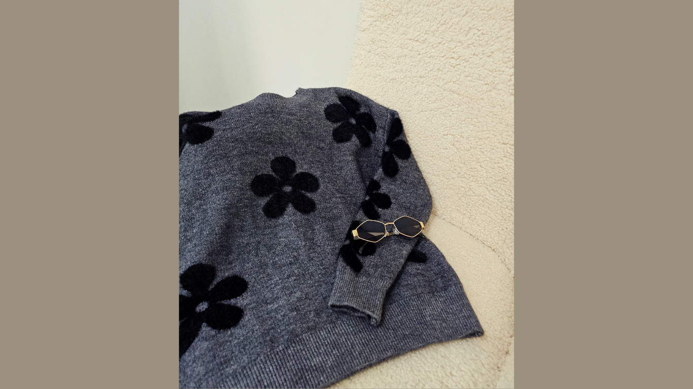 Megztukas ,,Black flowers"