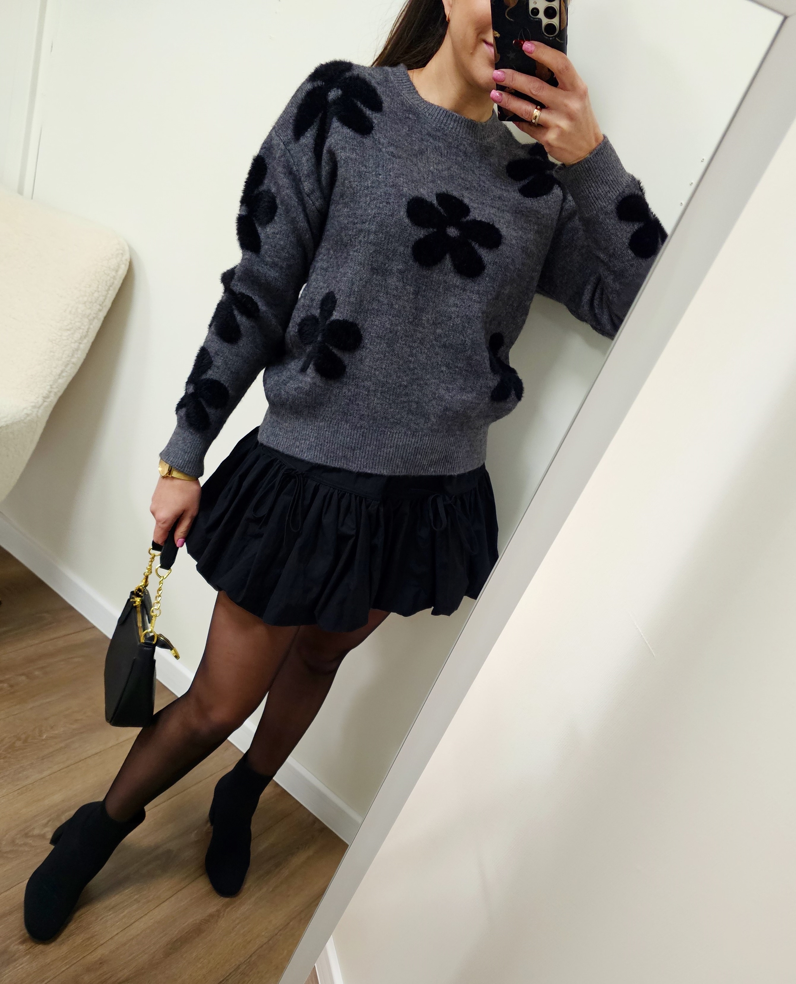 Megztukas ,,Black flowers"