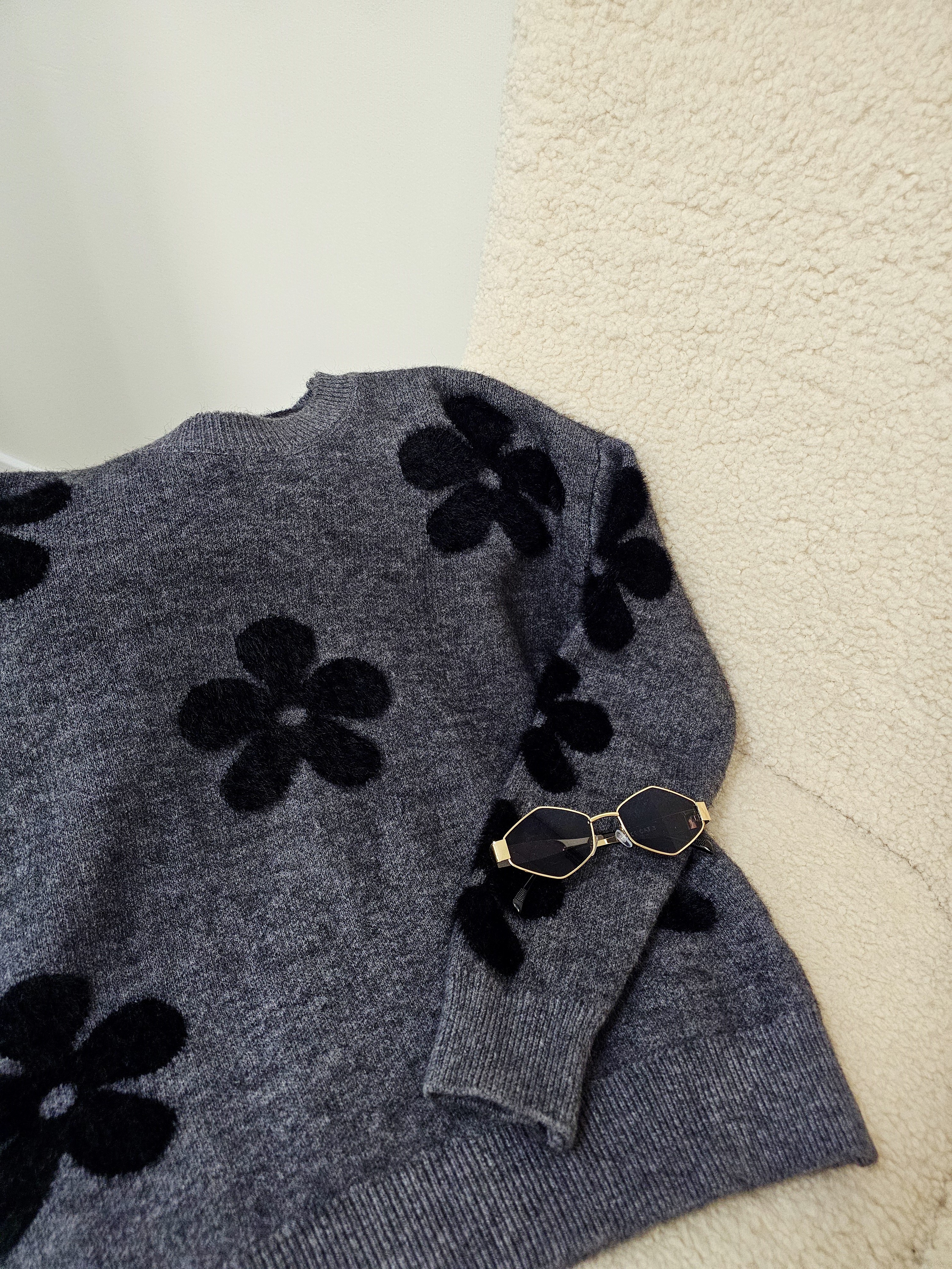 Megztukas ,,Black flowers"