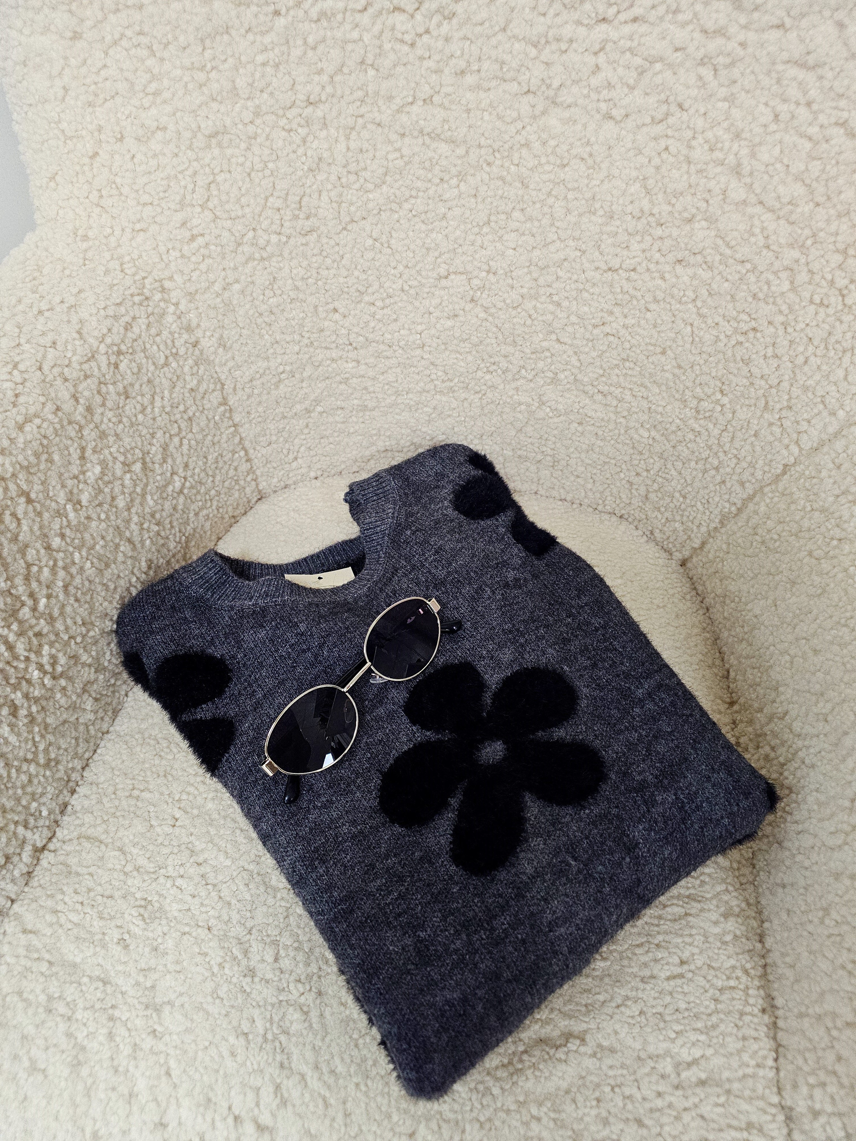 Megztukas ,,Black flowers"