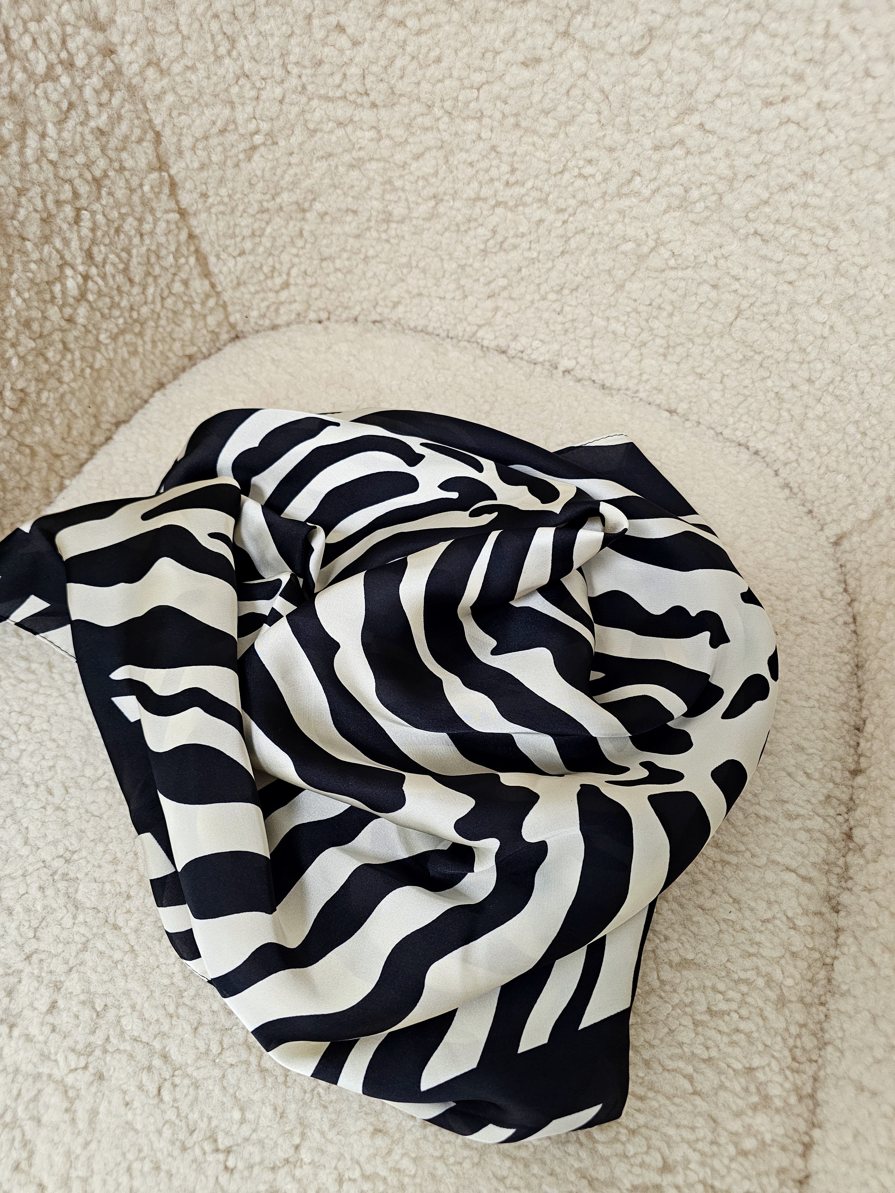 Skarelė ,,Black zebra"