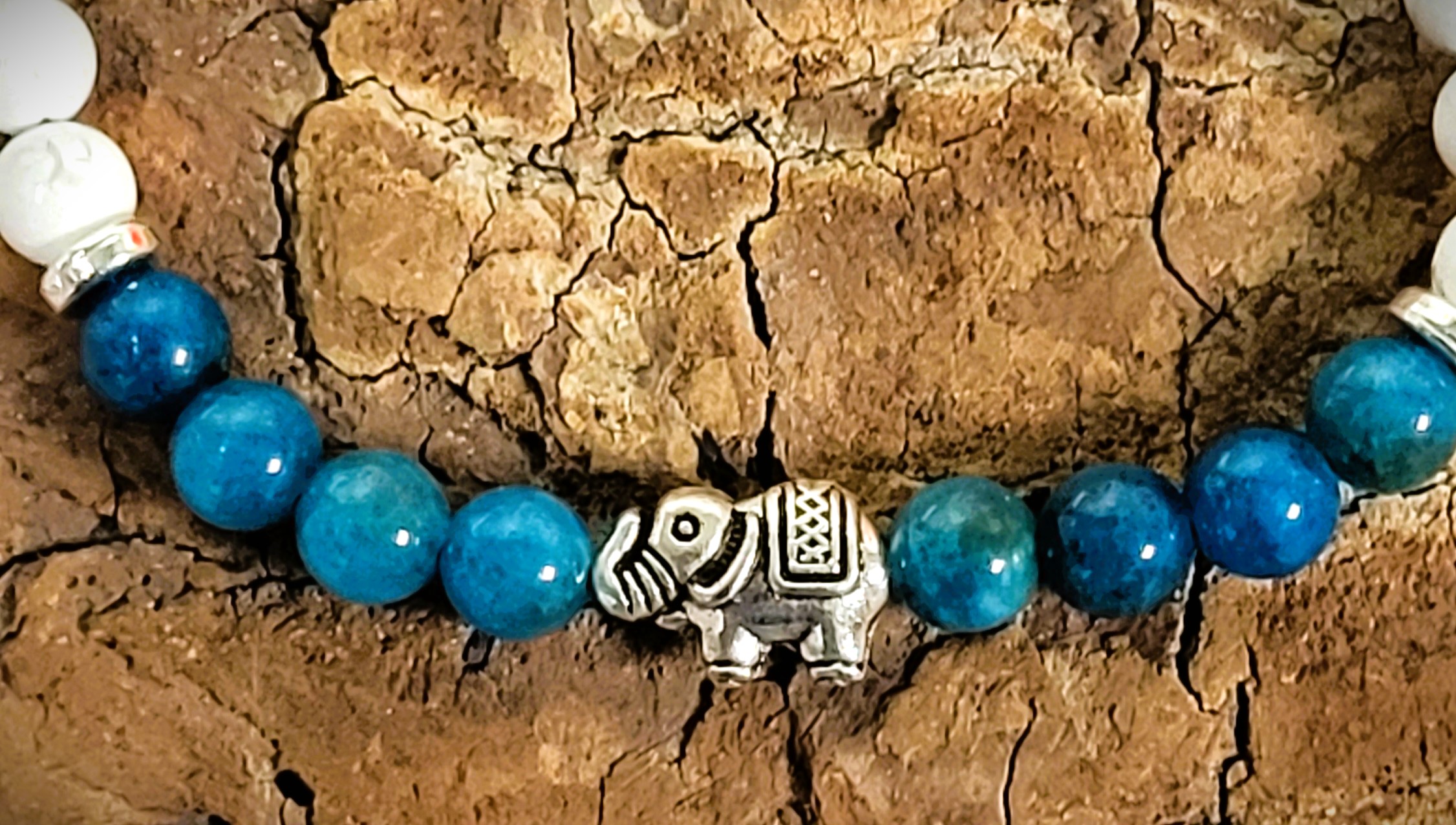 Bracelet Apatite et Howlite éléphant argenté