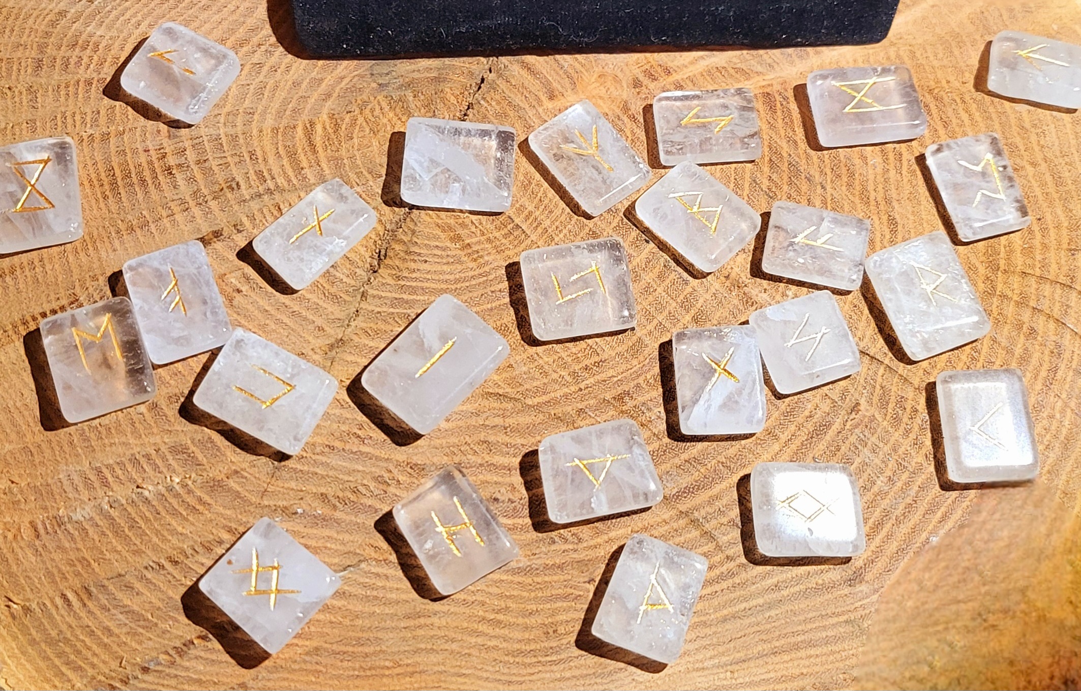 Pochon avec runes en cristal de roche