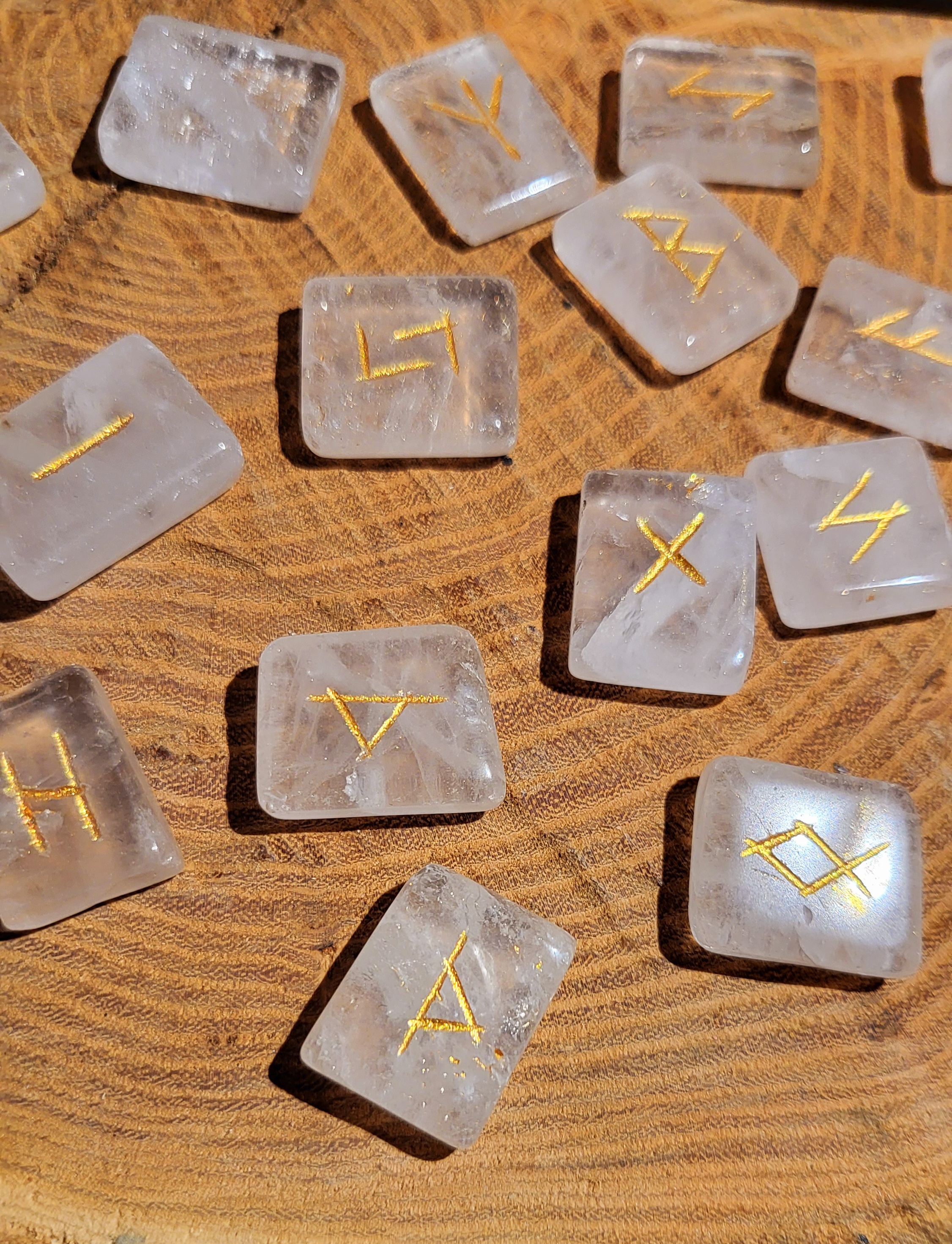 Pochon avec runes en cristal de roche
