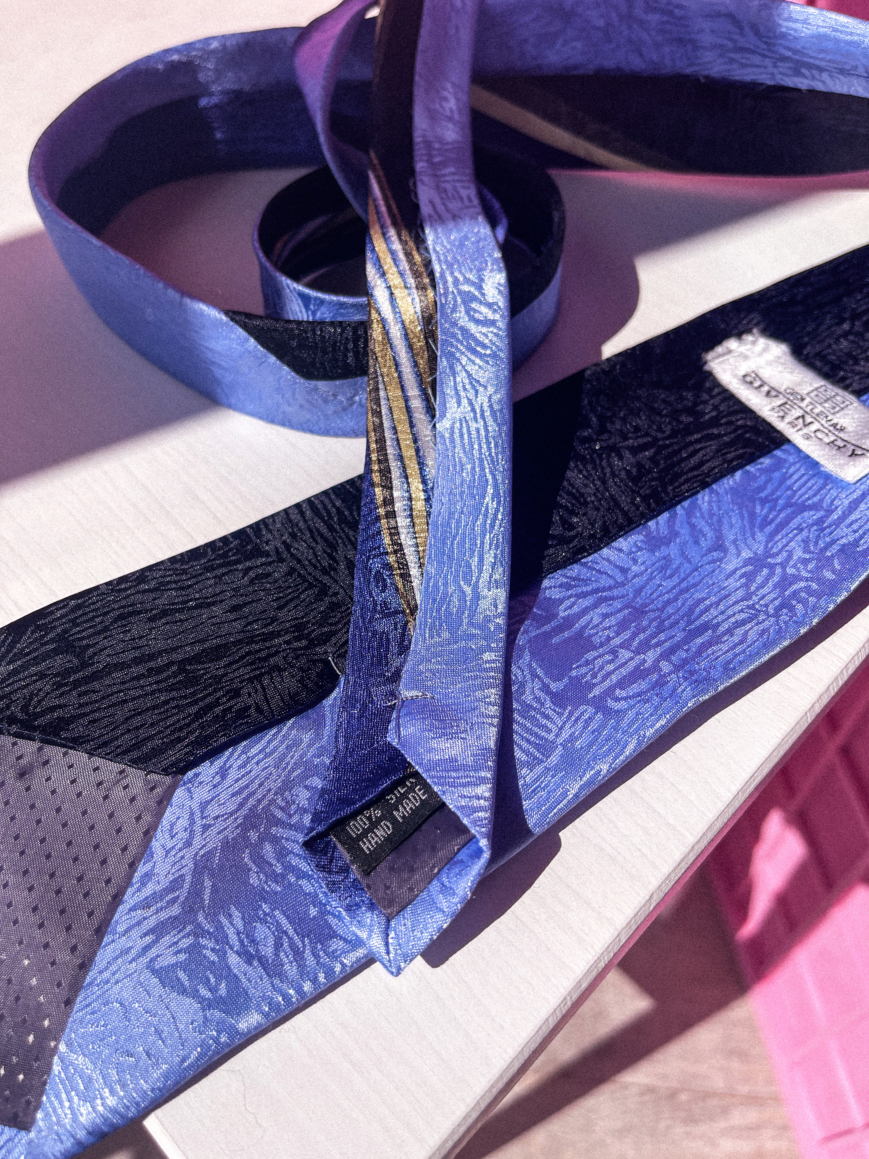 GIVENCHY melsvas kaklaraištis