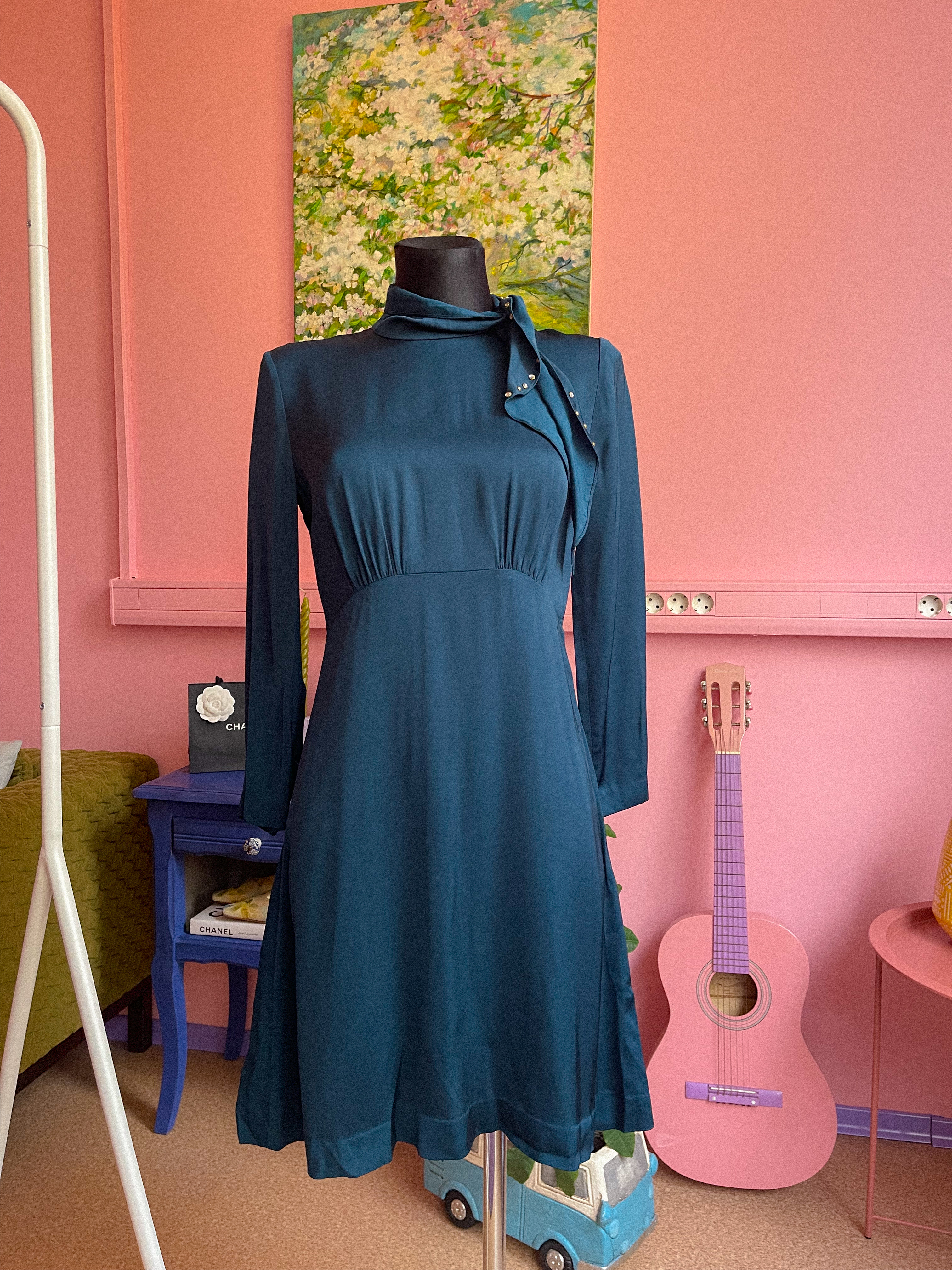 SANDRO prabangi satino suknelė