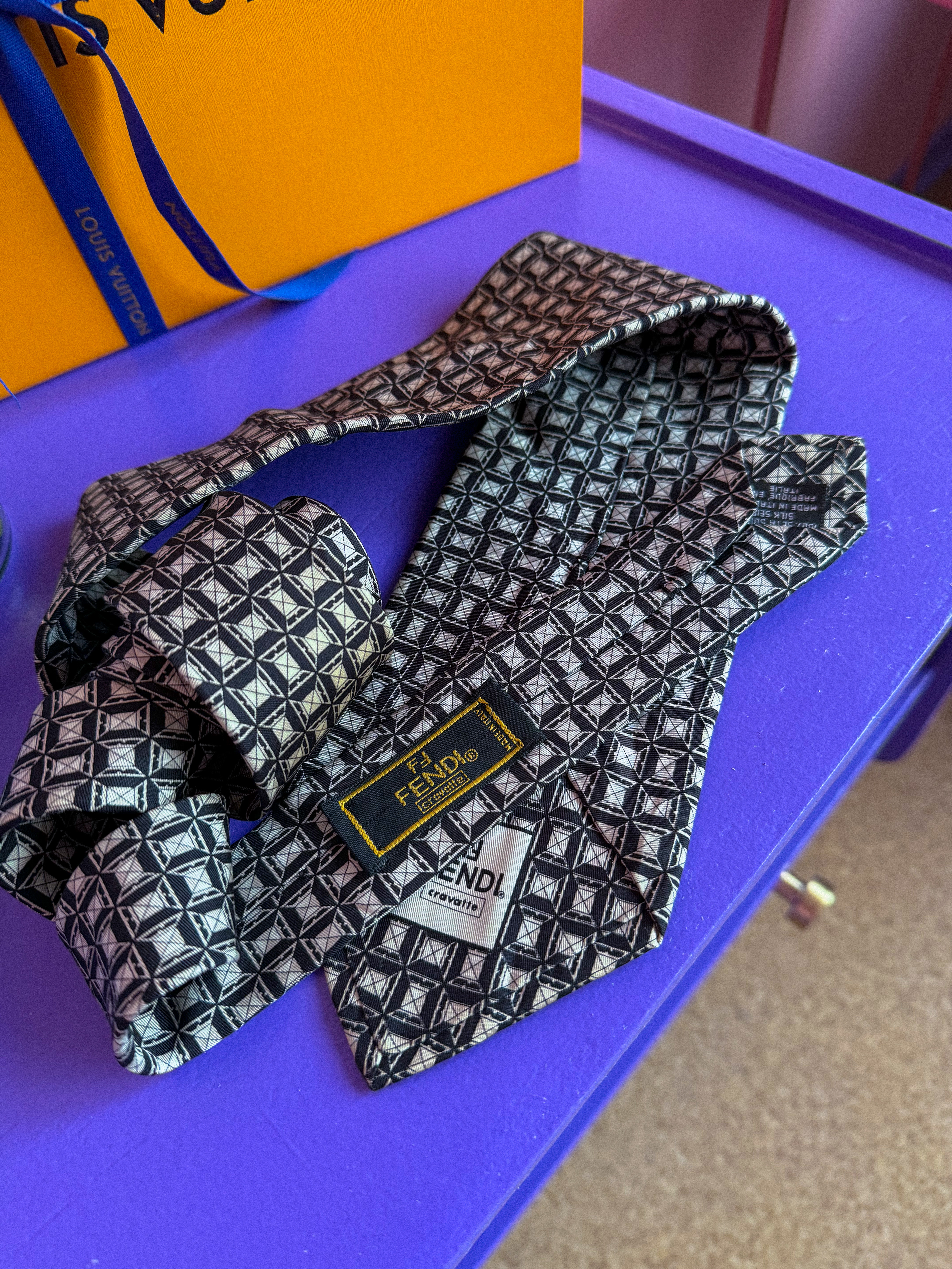 FENDI pilkas kaklaraištis