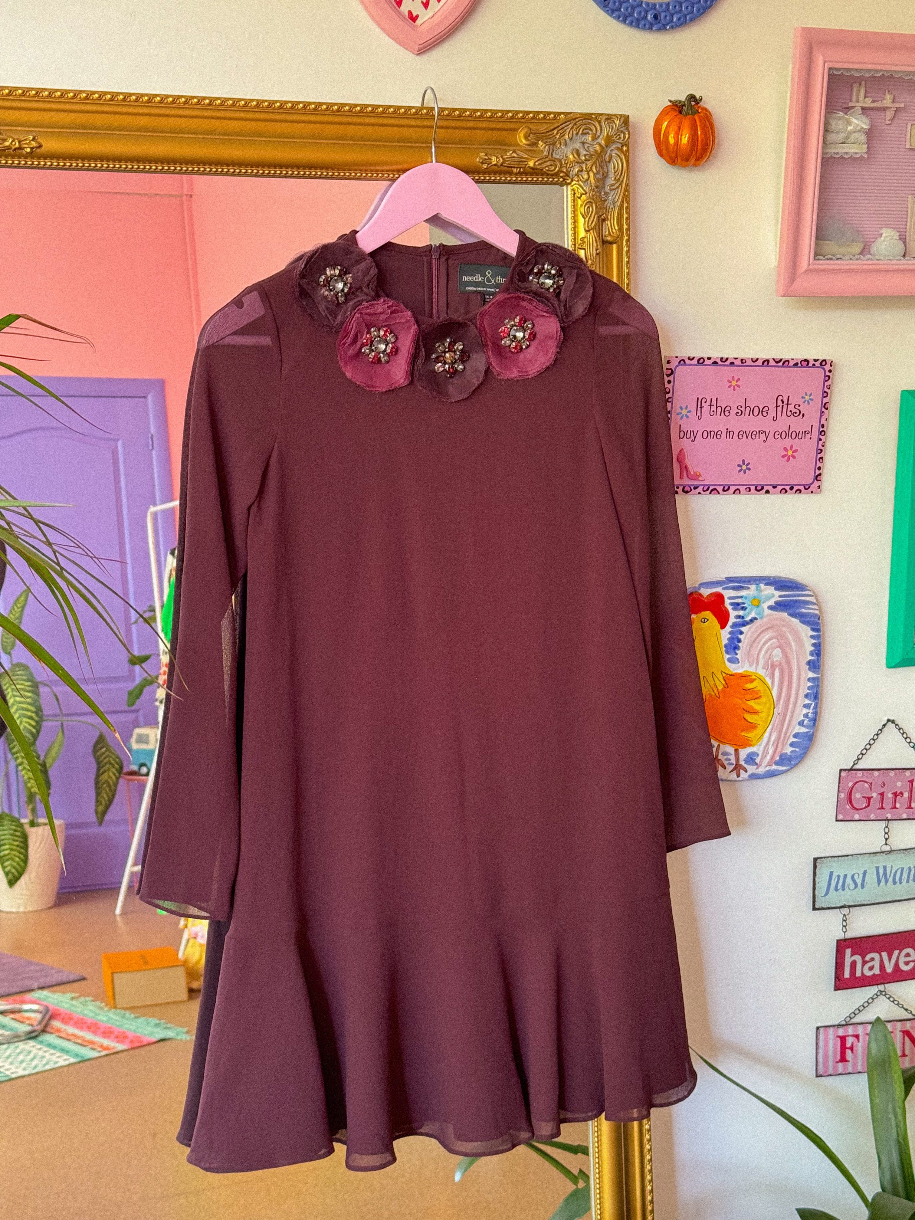 NEEDLE & THREAD bordo suknelė