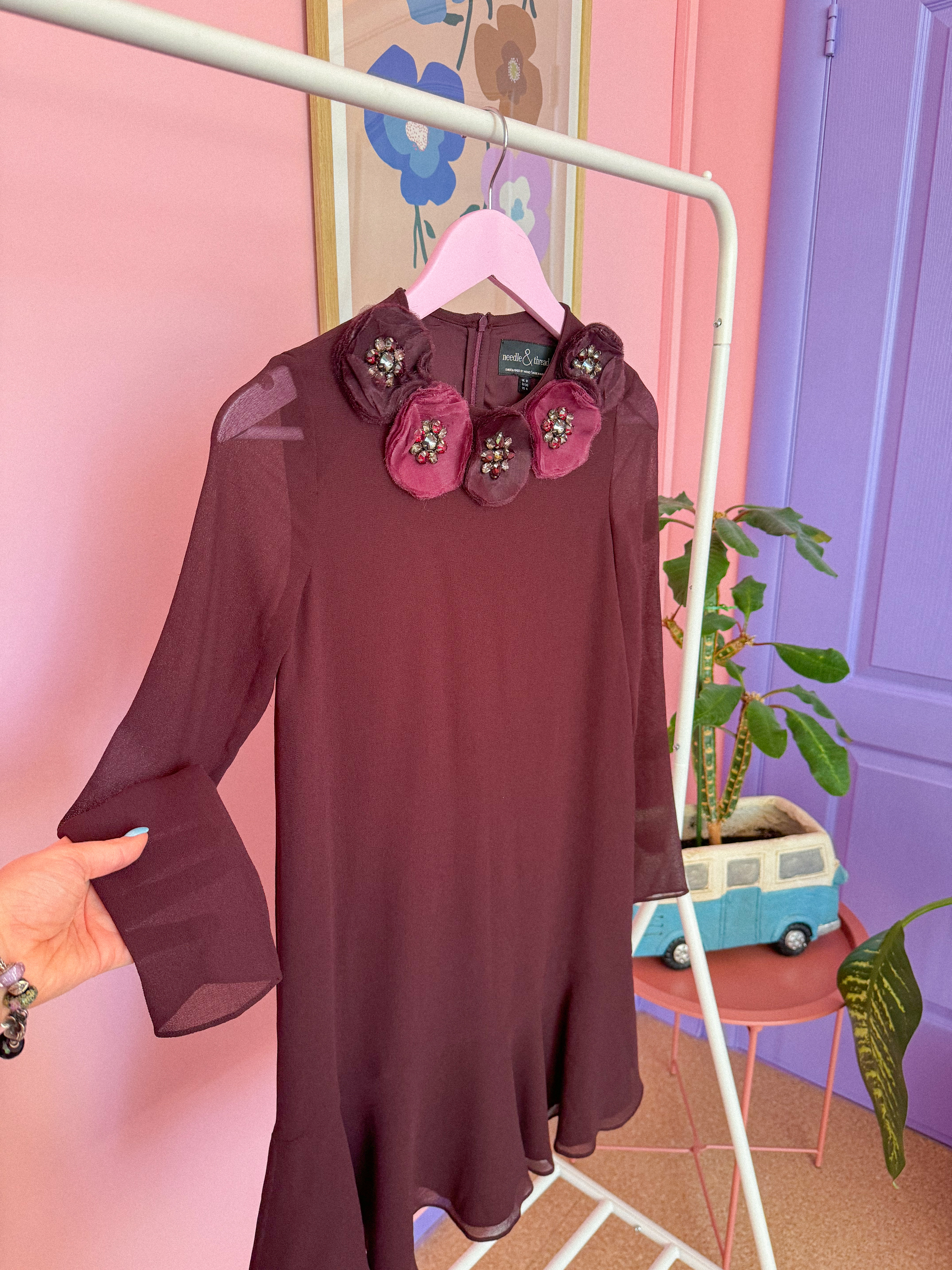 NEEDLE & THREAD bordo suknelė