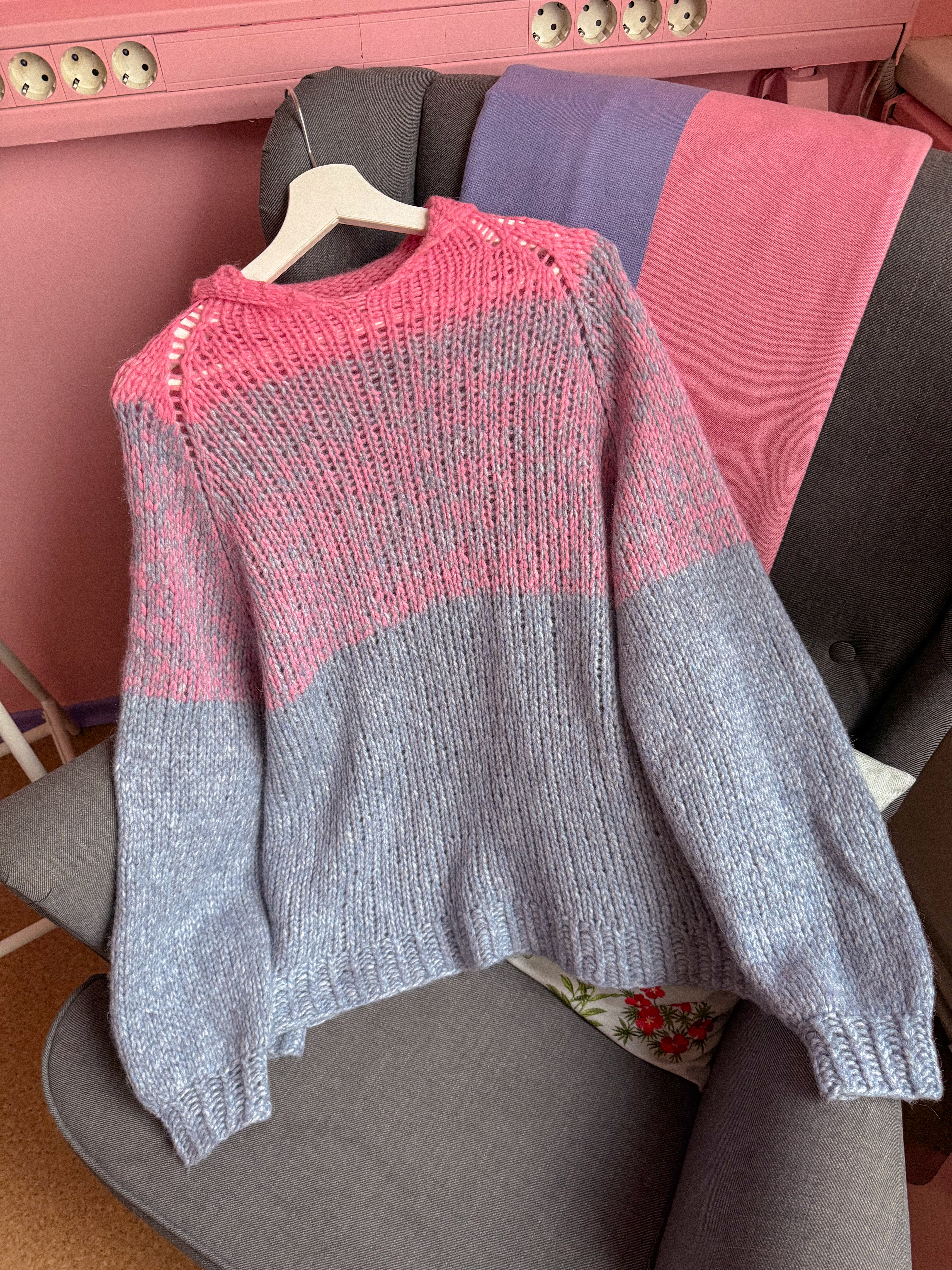 RANKŲ DARBO pastelinis vilnos džemperis