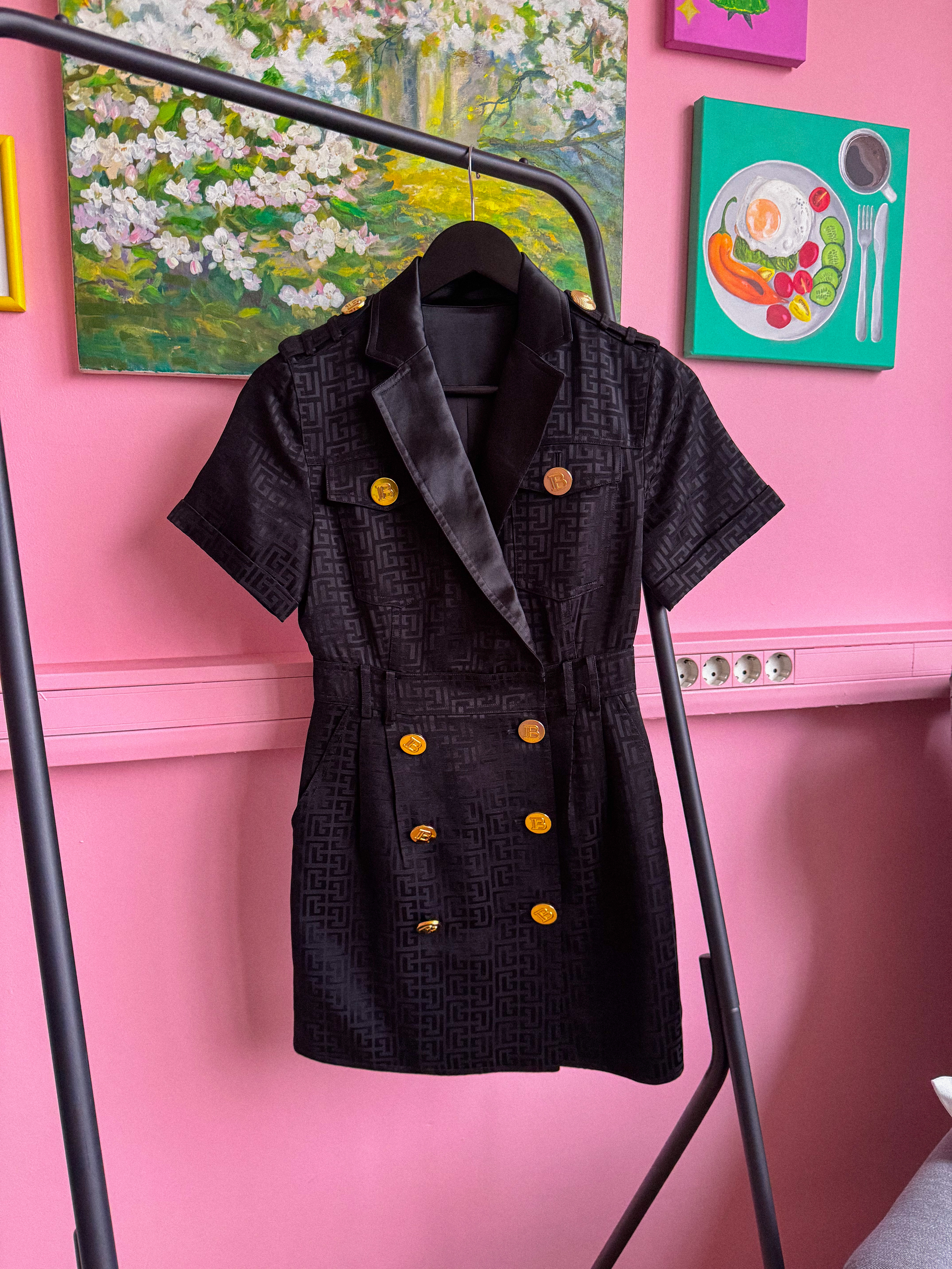 STILINGA suknelė su sagomis