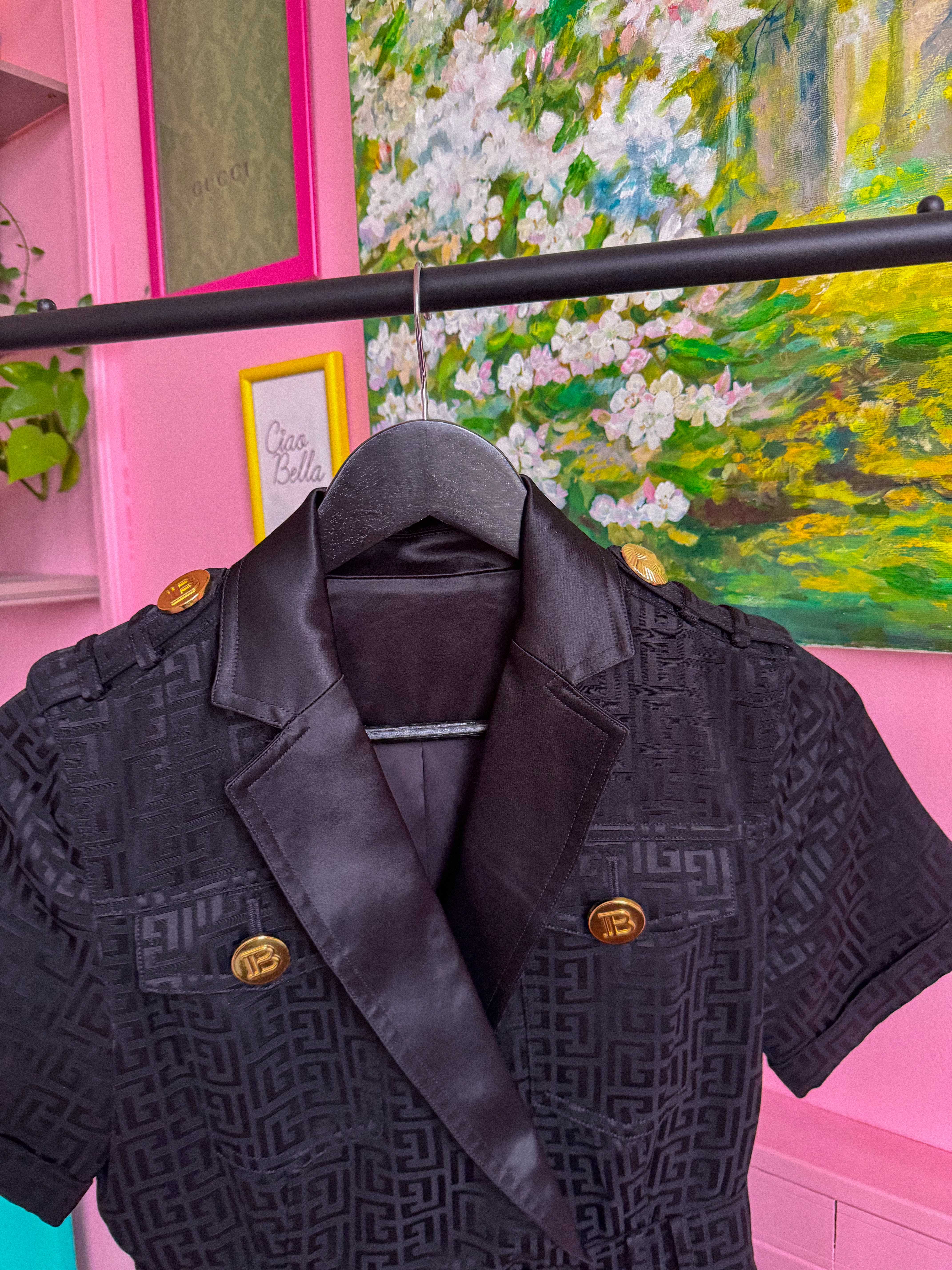 STILINGA suknelė su sagomis