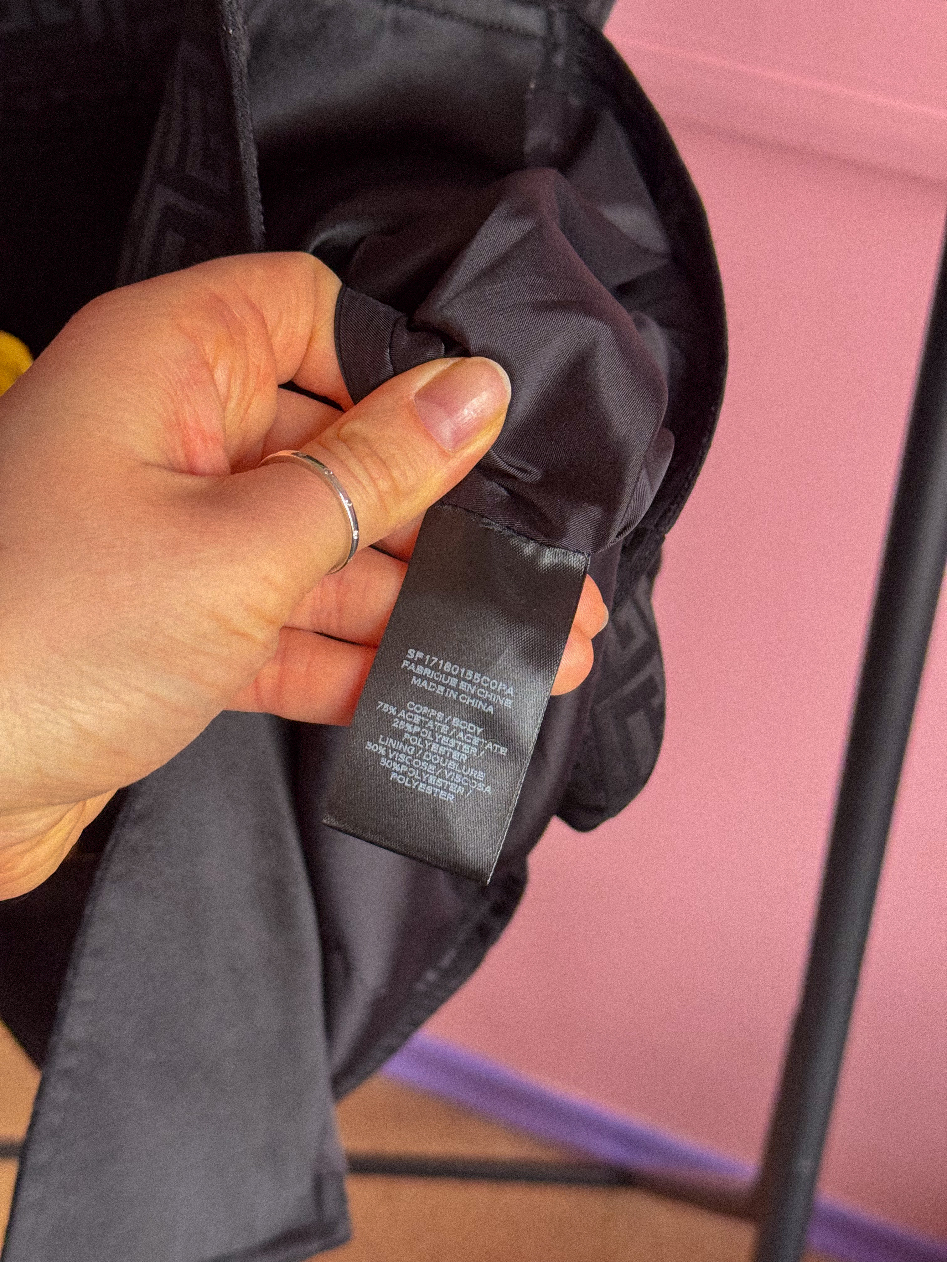 STILINGA suknelė su sagomis