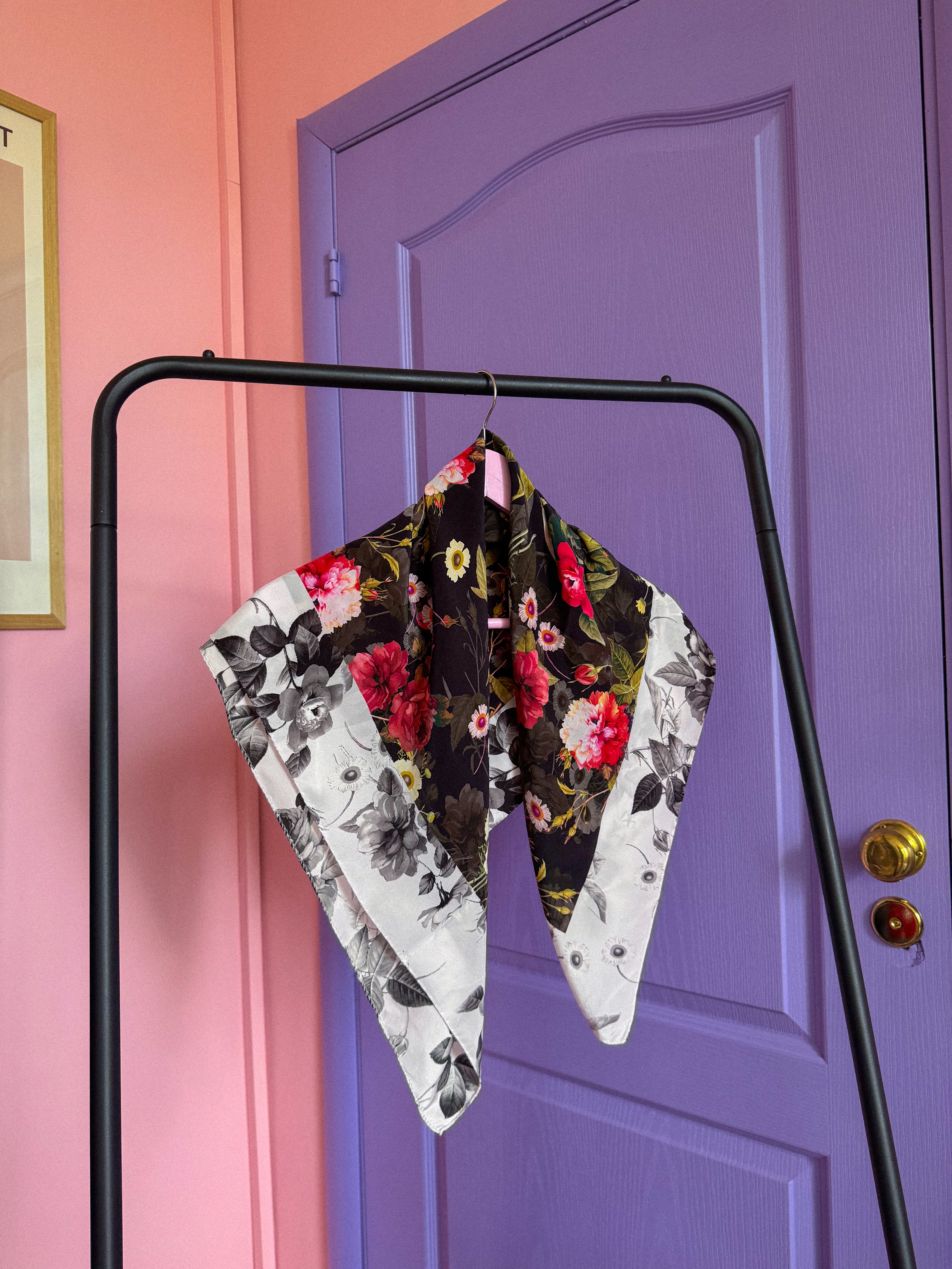 GĖLĖTA šilkinė skarelė