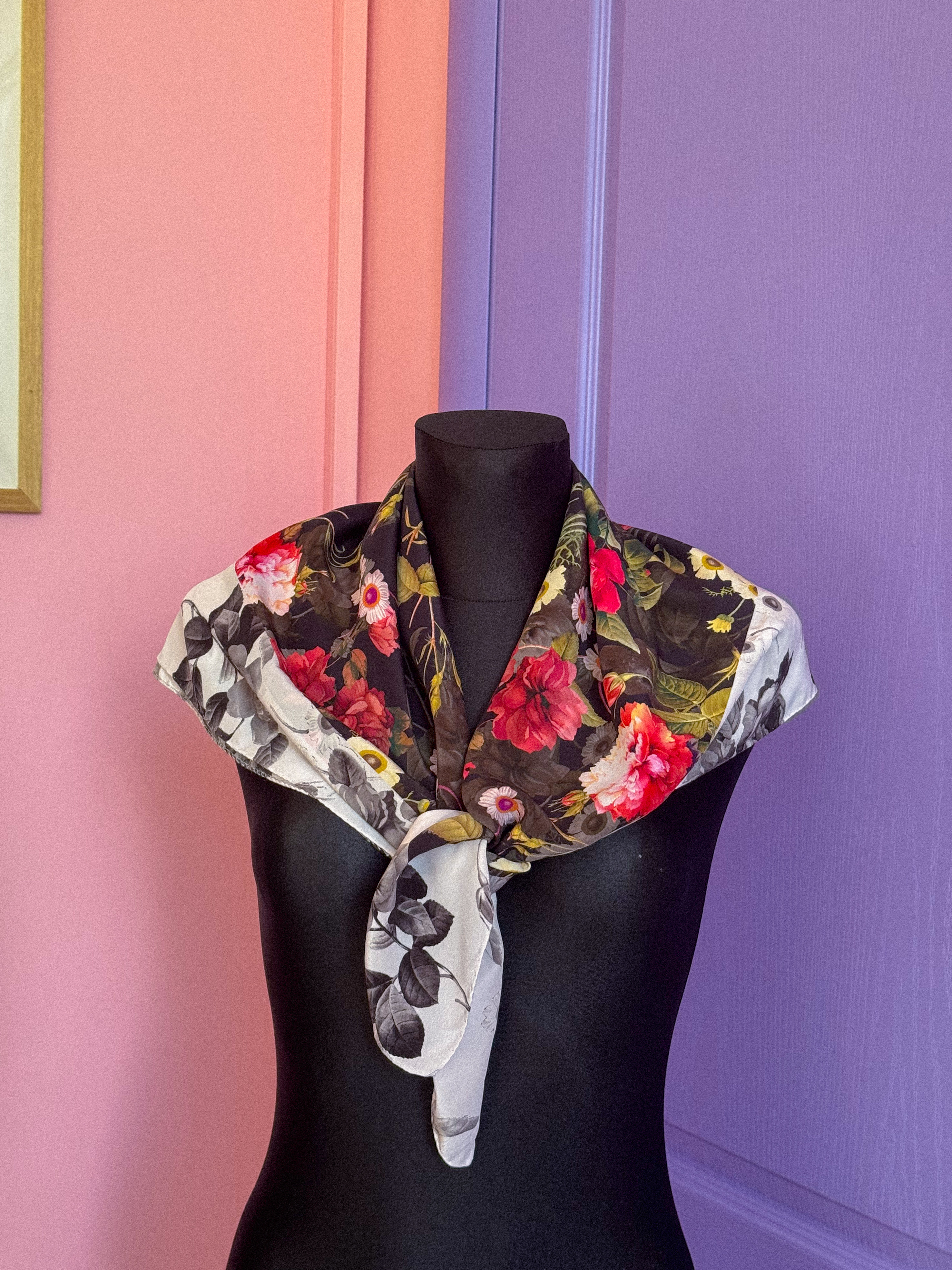 GĖLĖTA šilkinė skarelė