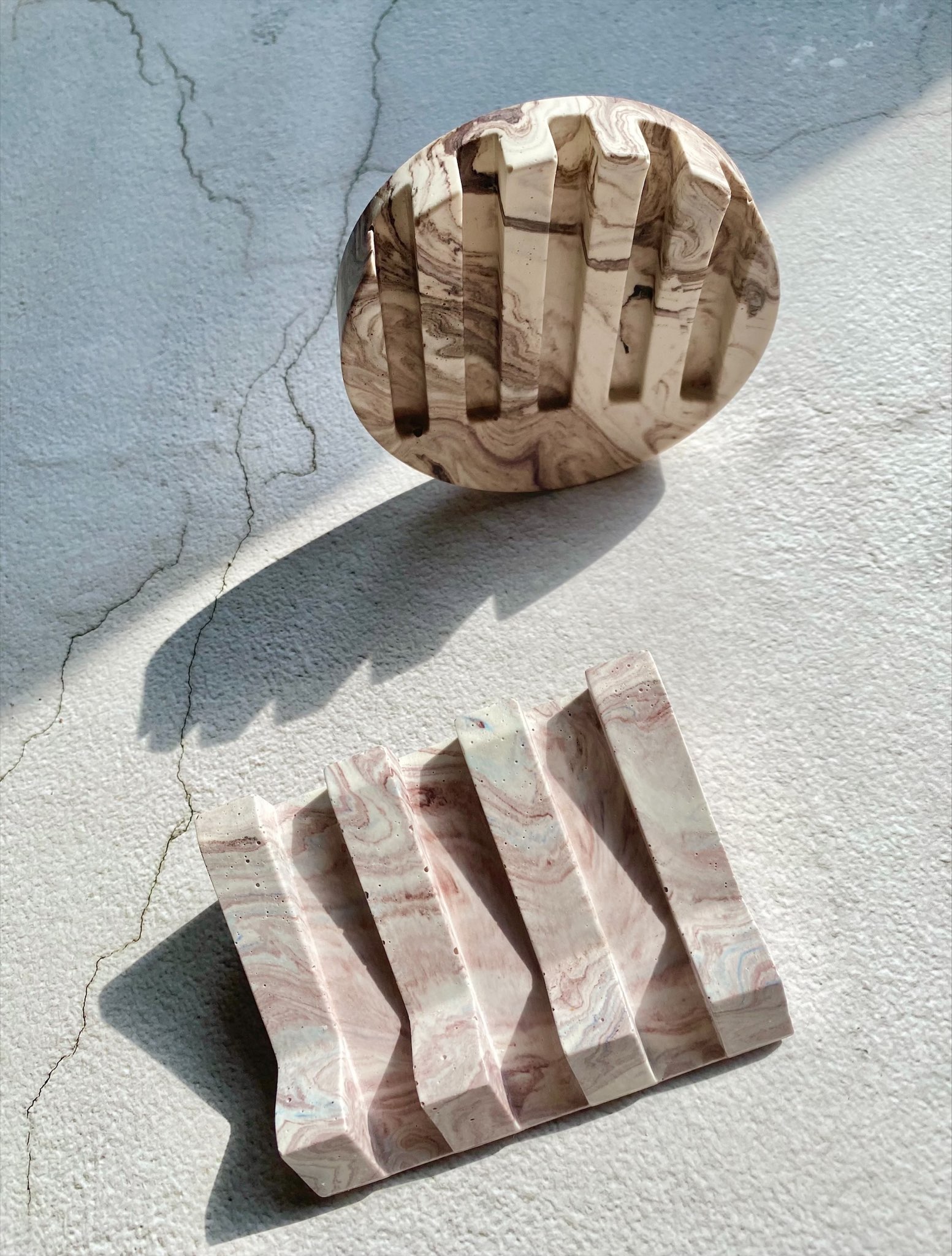 Soap/shampoo dish made of jesmonite purple & white marble