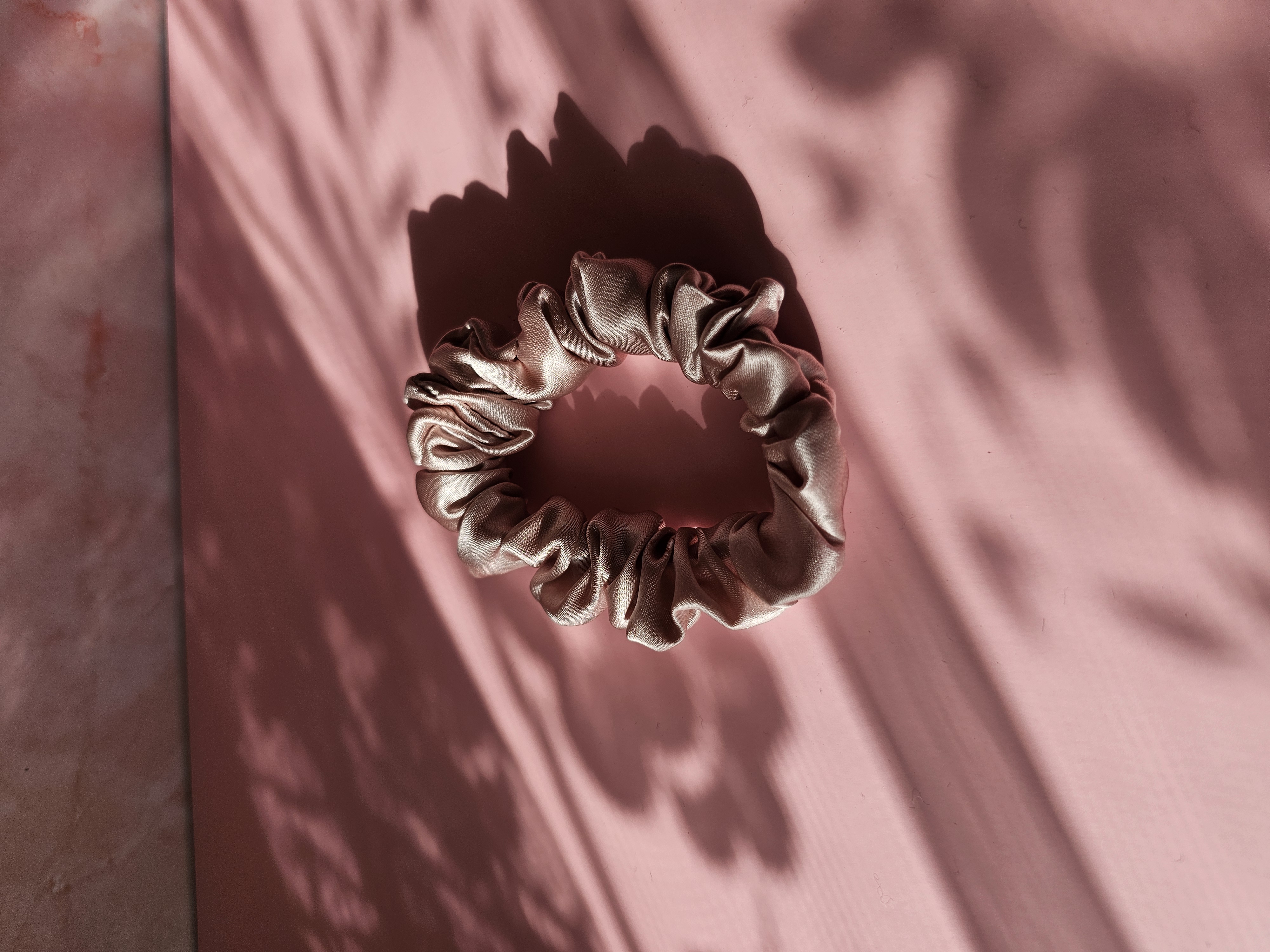 Midi šilkinė plaukų gumytė - tamsi rožinė