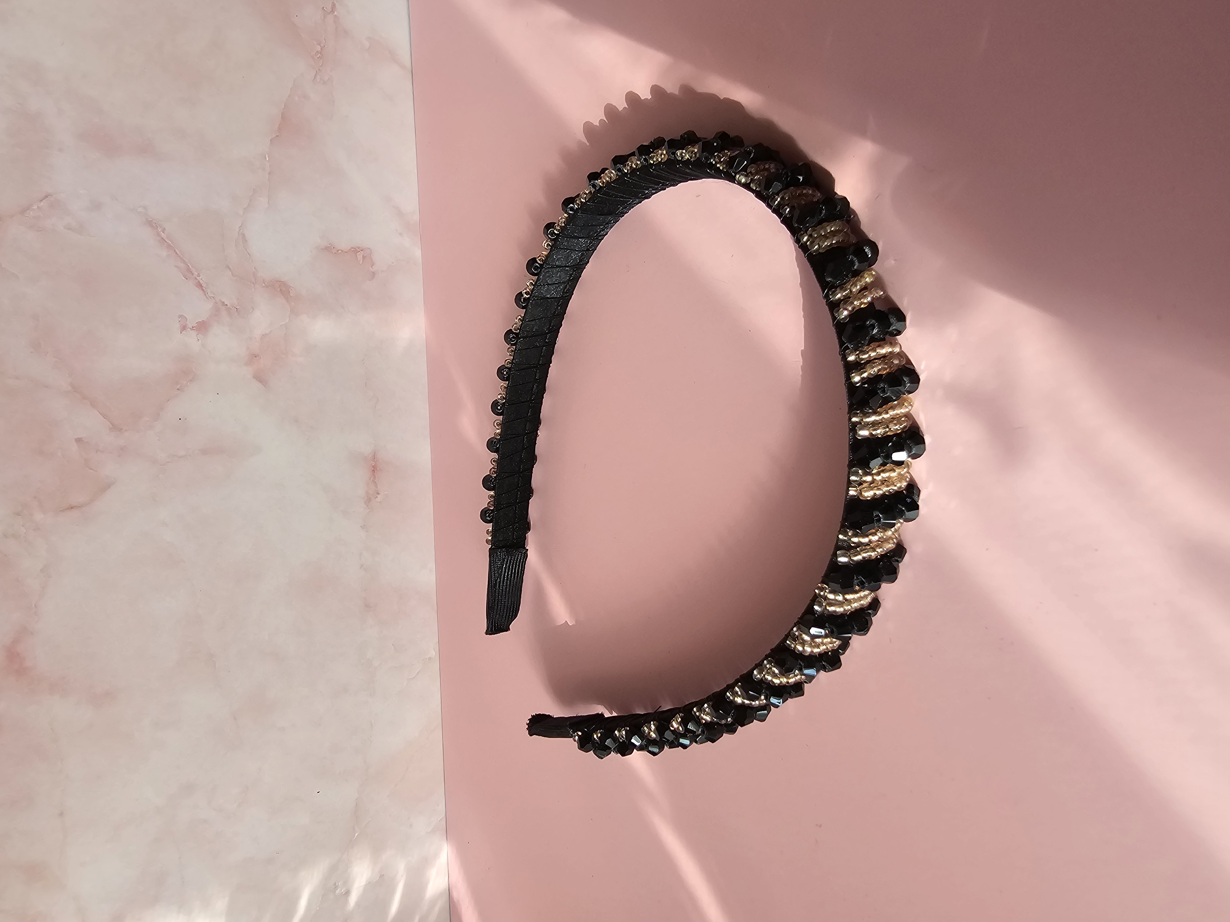 Puošnus siuvinėtas plaukų lankelis - juoda & aukso