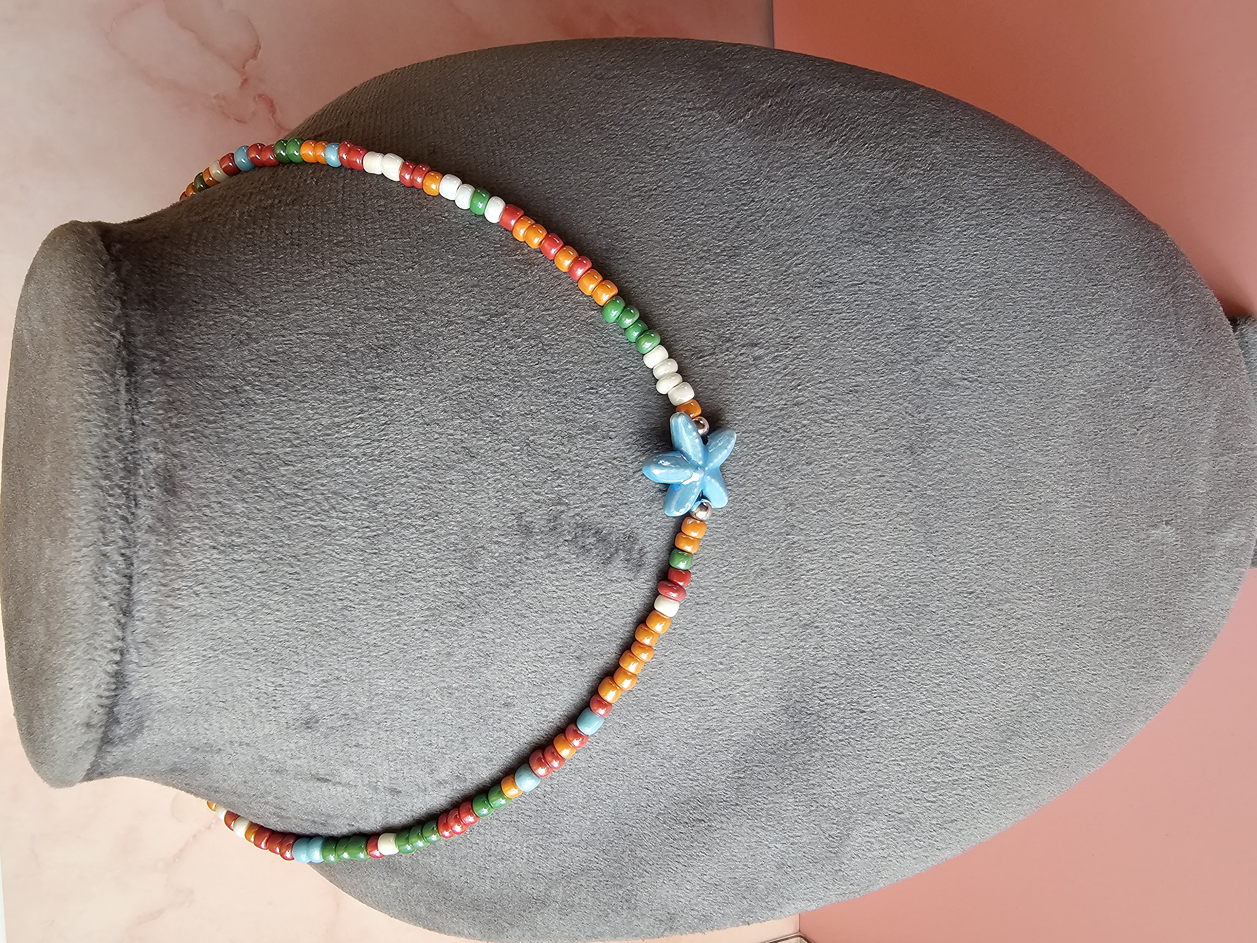 Spalvingas karoliukų vėrinys su jūros žvaigžde