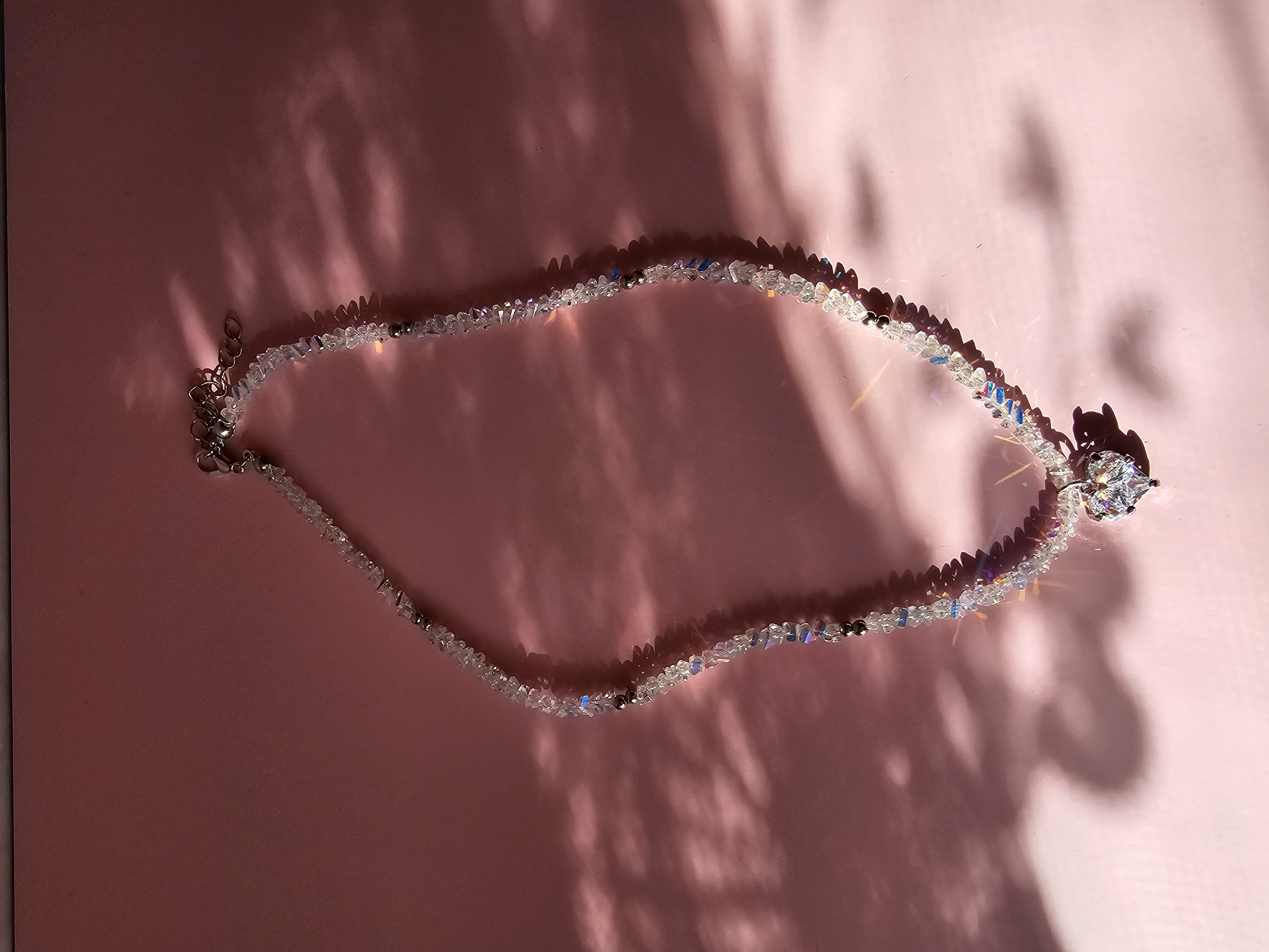 Puošnus kaklo vėrinys su skaidriais karoliukais ir širdele