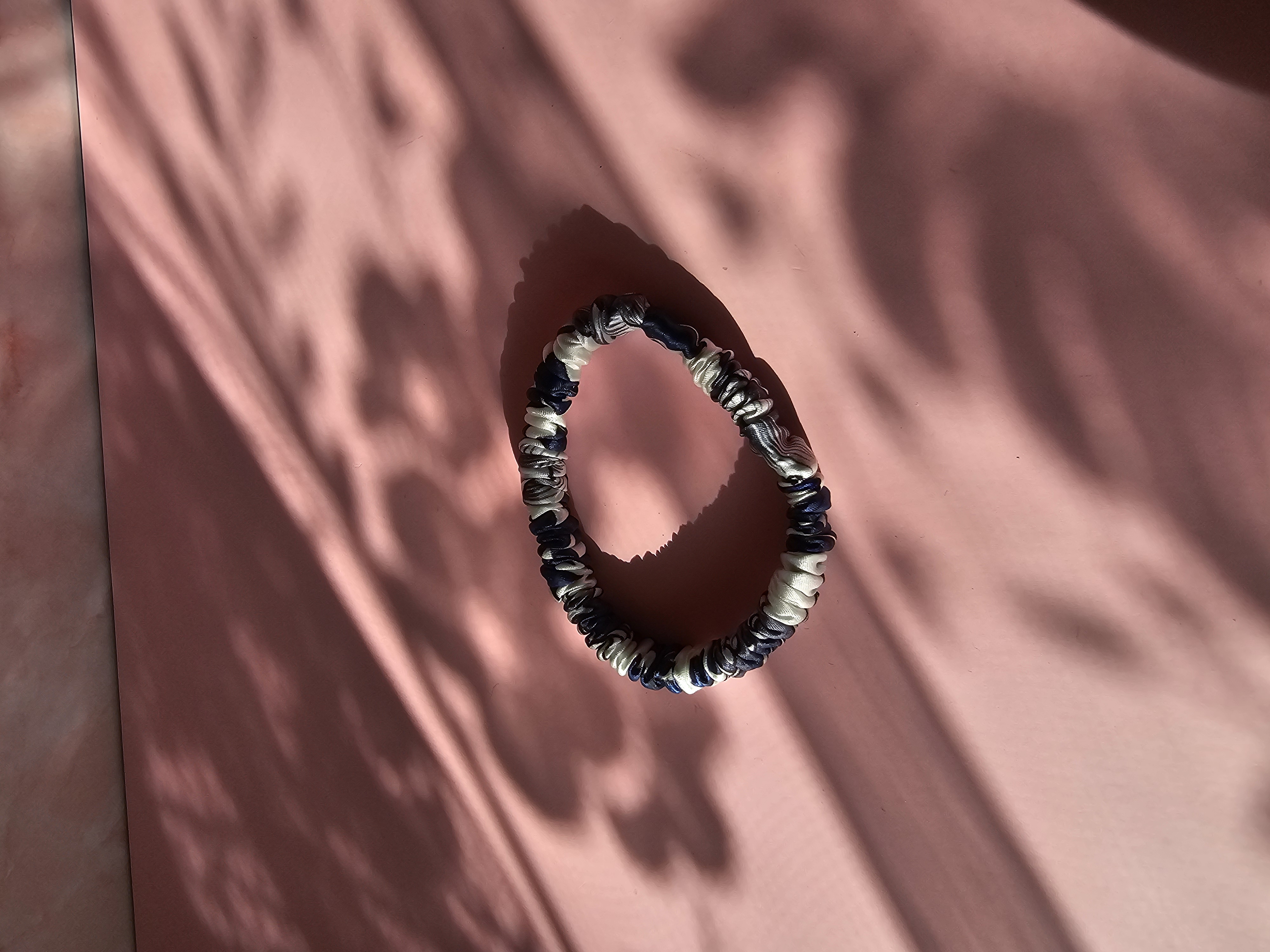 Mini šilkinė gumytė - mėlyna & balta gėlės