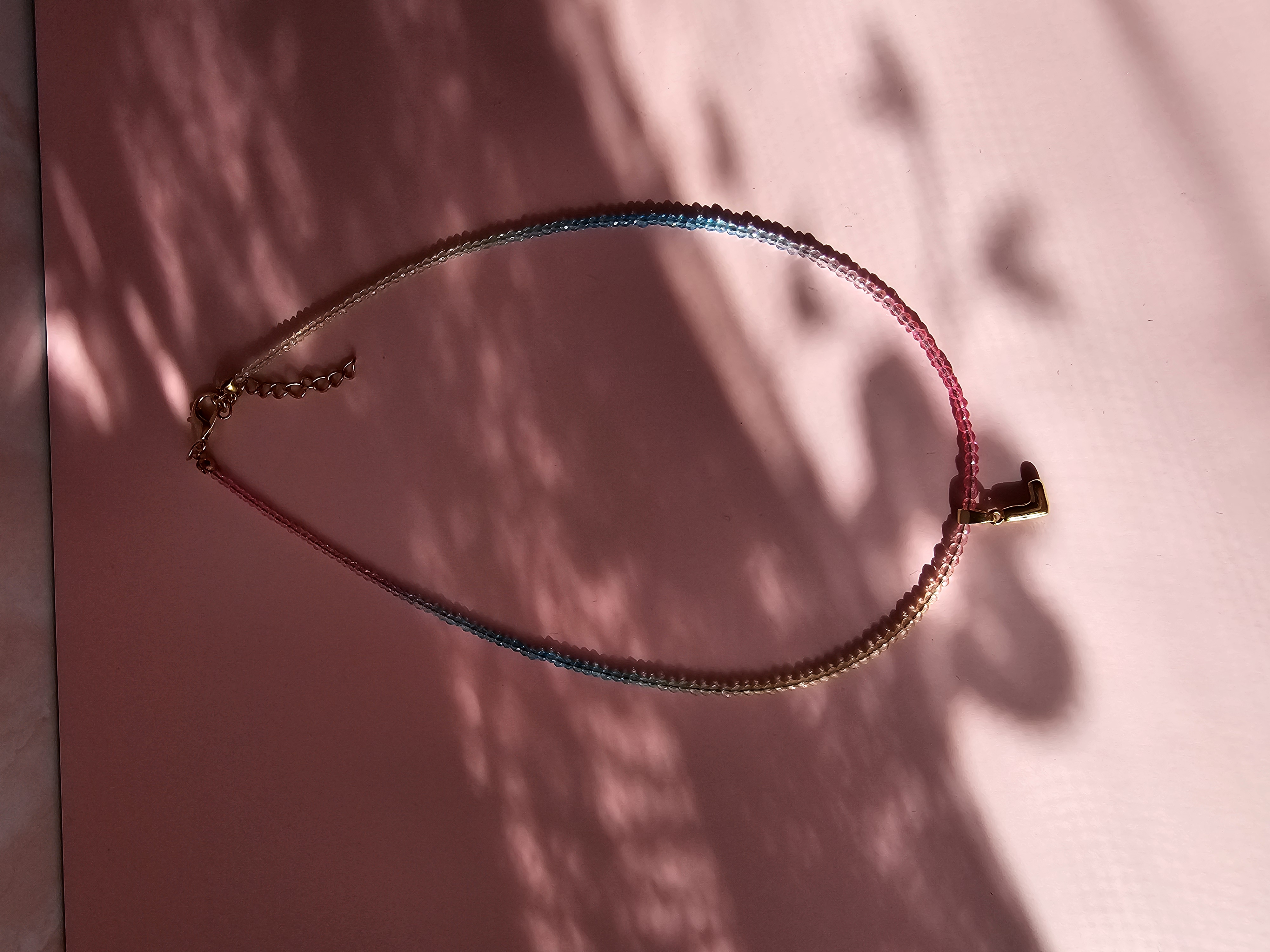 Spalvotas kaklo vėrinys su L raide