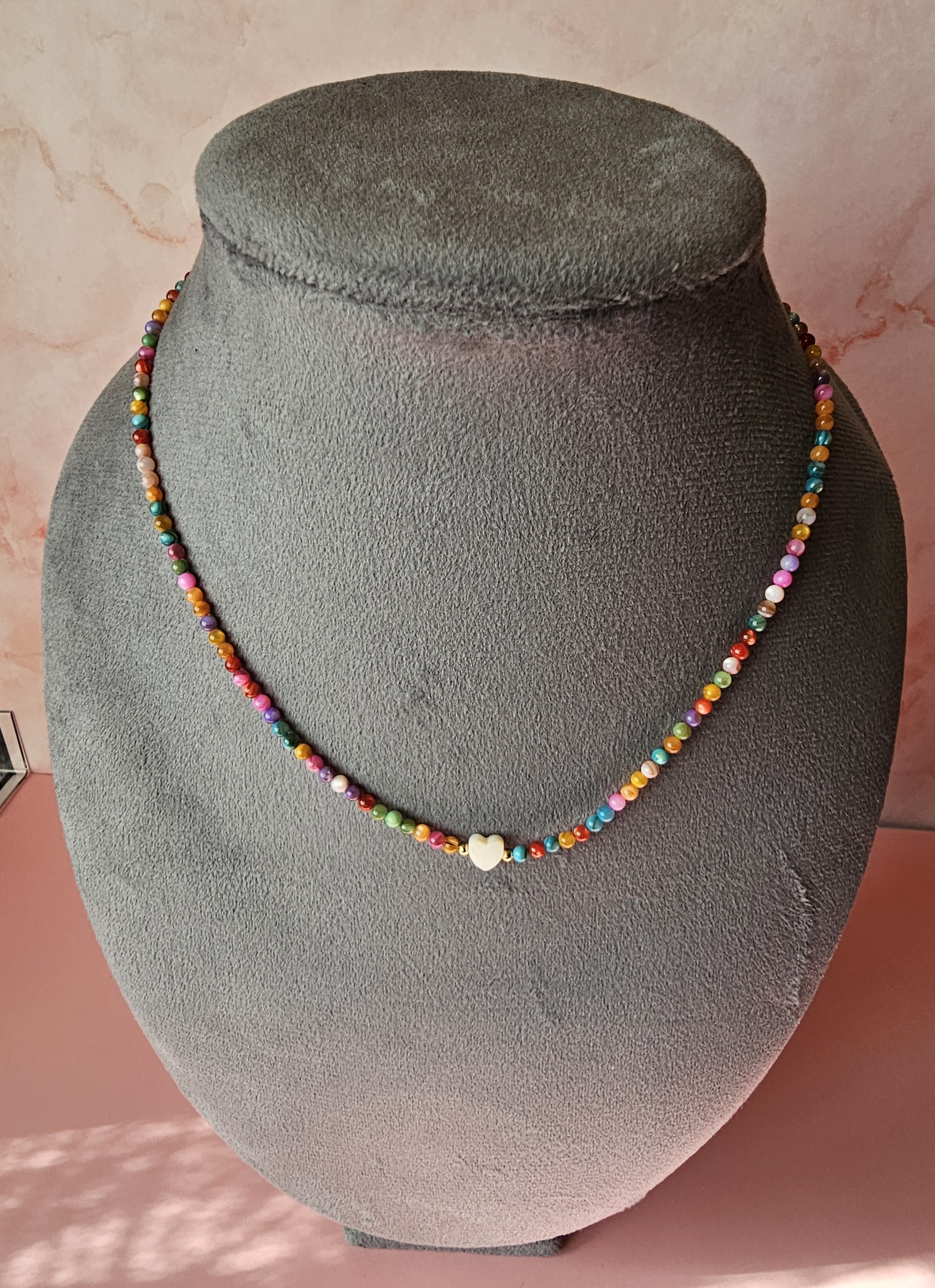 Spalvingas kaklo vėrinys su katės akies karoliukais ir širdele