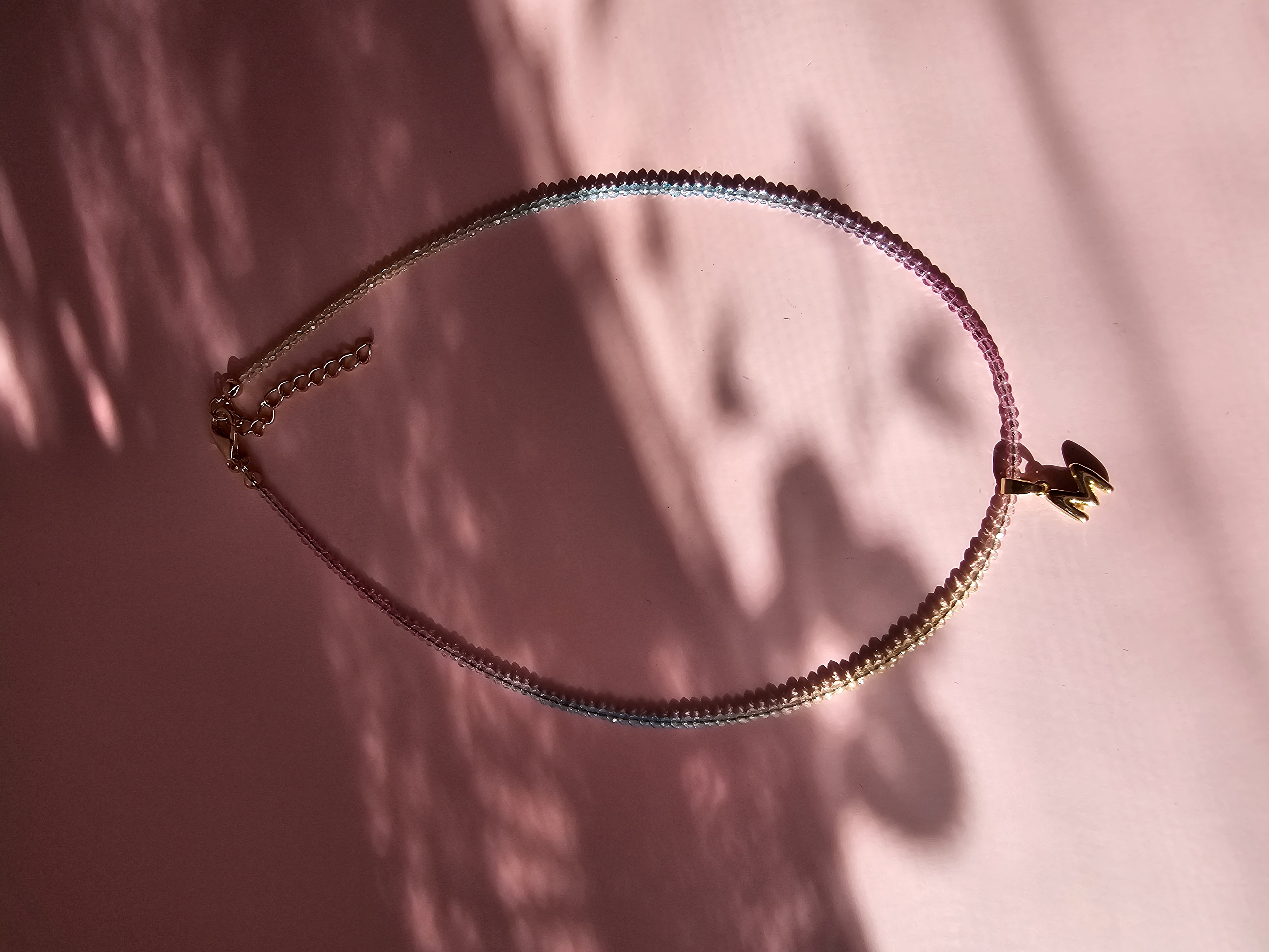 Spalvingas kaklo vėrinys su M raide