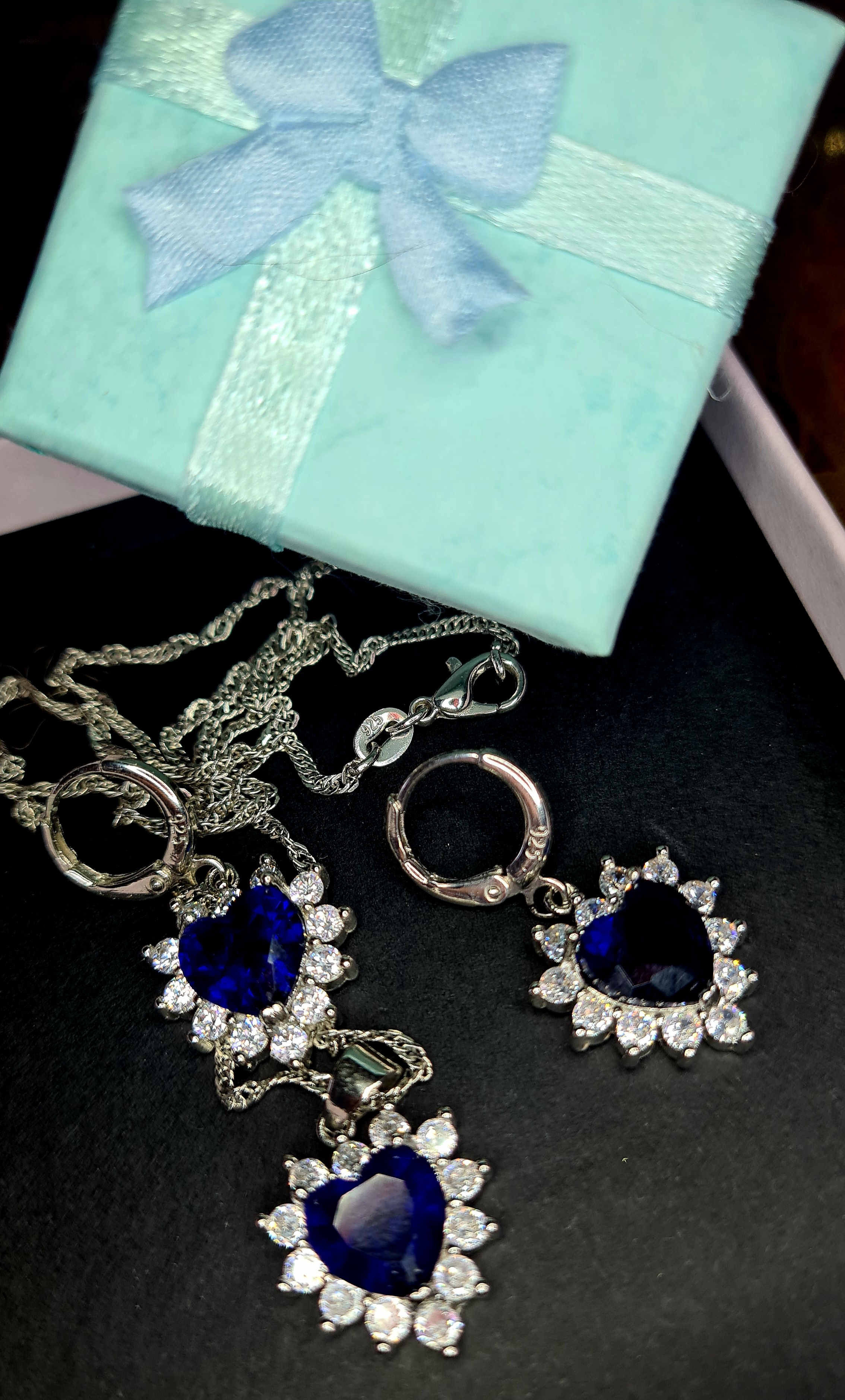 Papuošalų rinkinys su tamsiai mėlynu cirkoniu