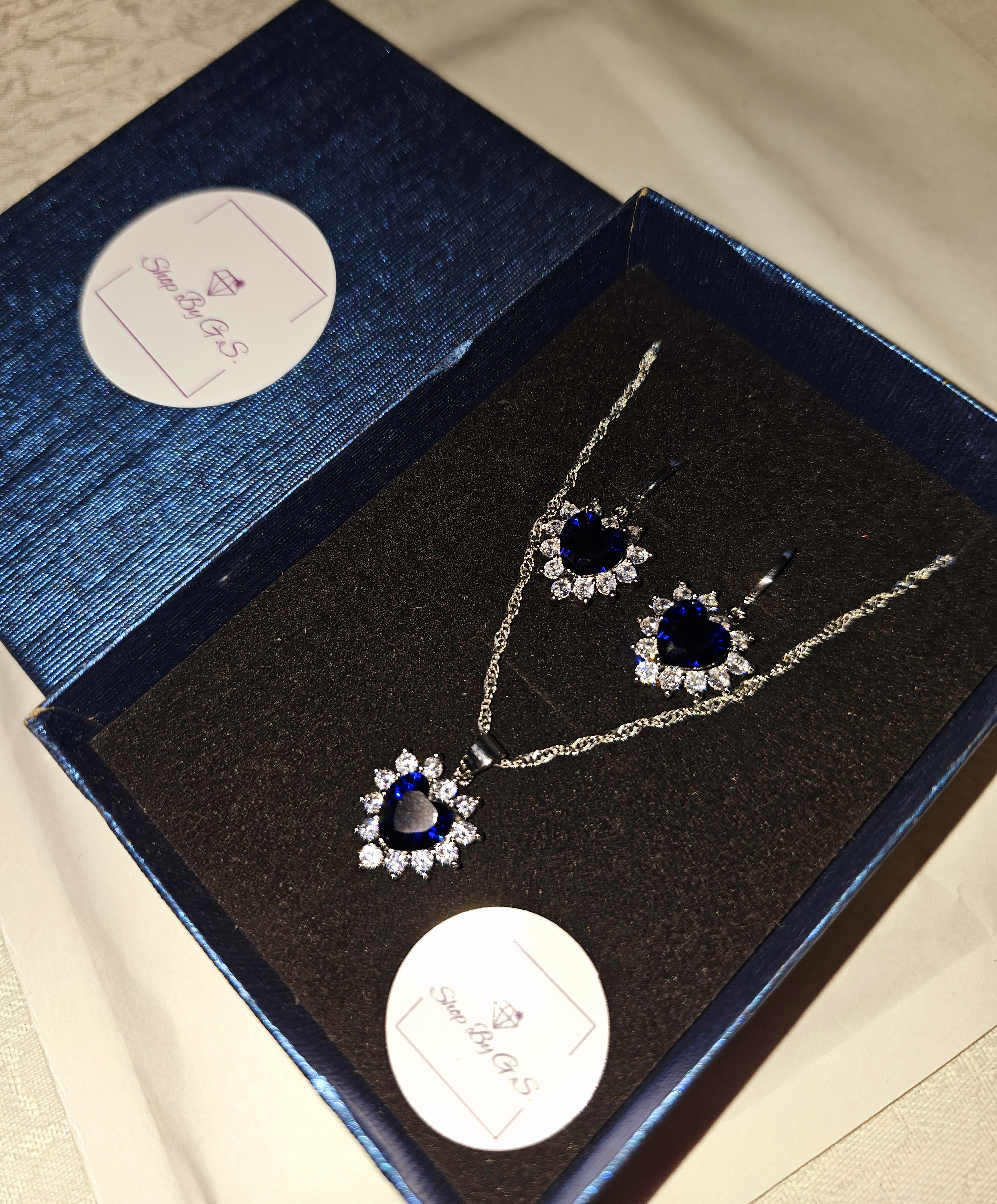 Papuošalų rinkinys su tamsiai mėlynu cirkoniu