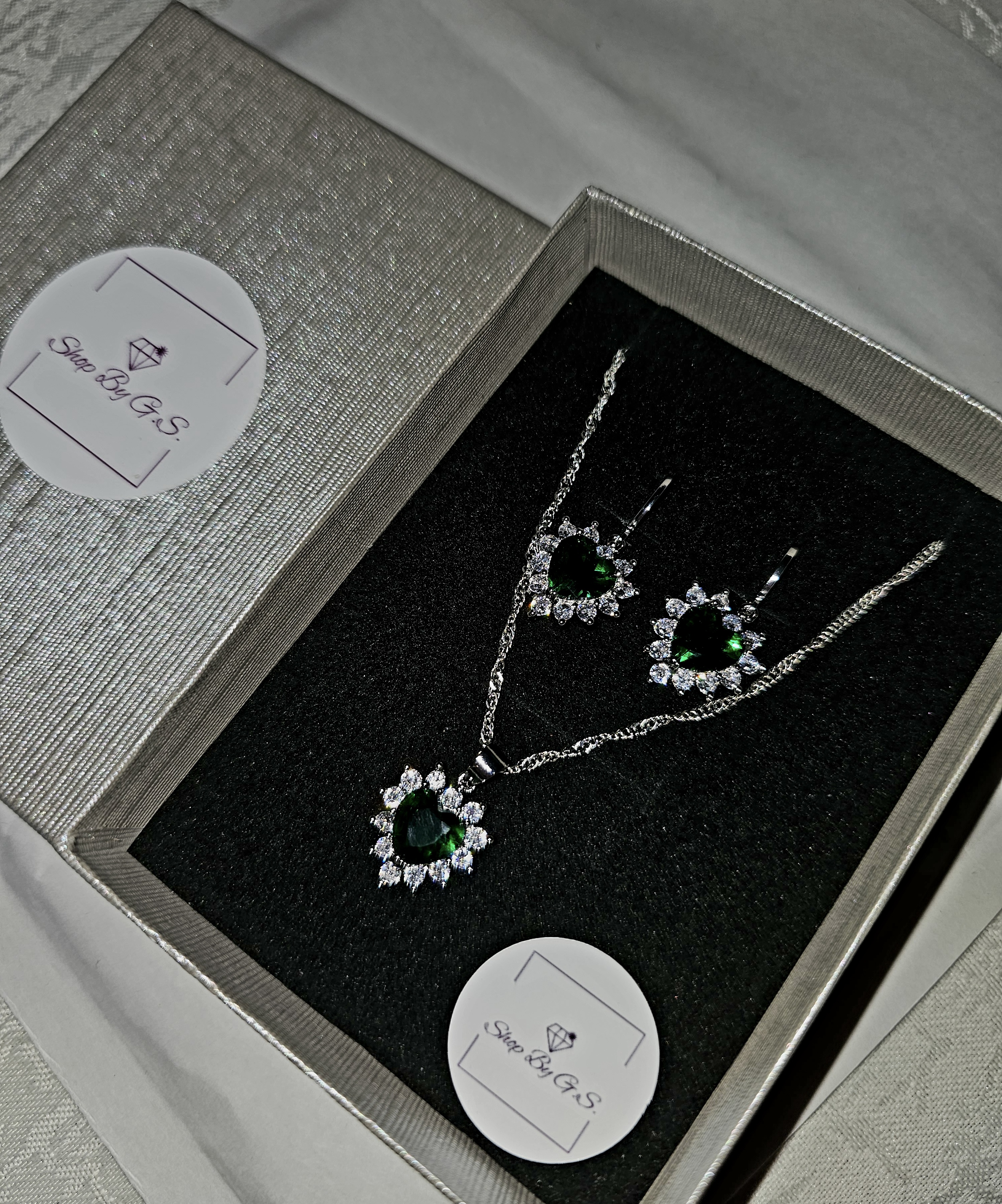 Papuošalų rinkinys su smaragdiniu cirkoniu