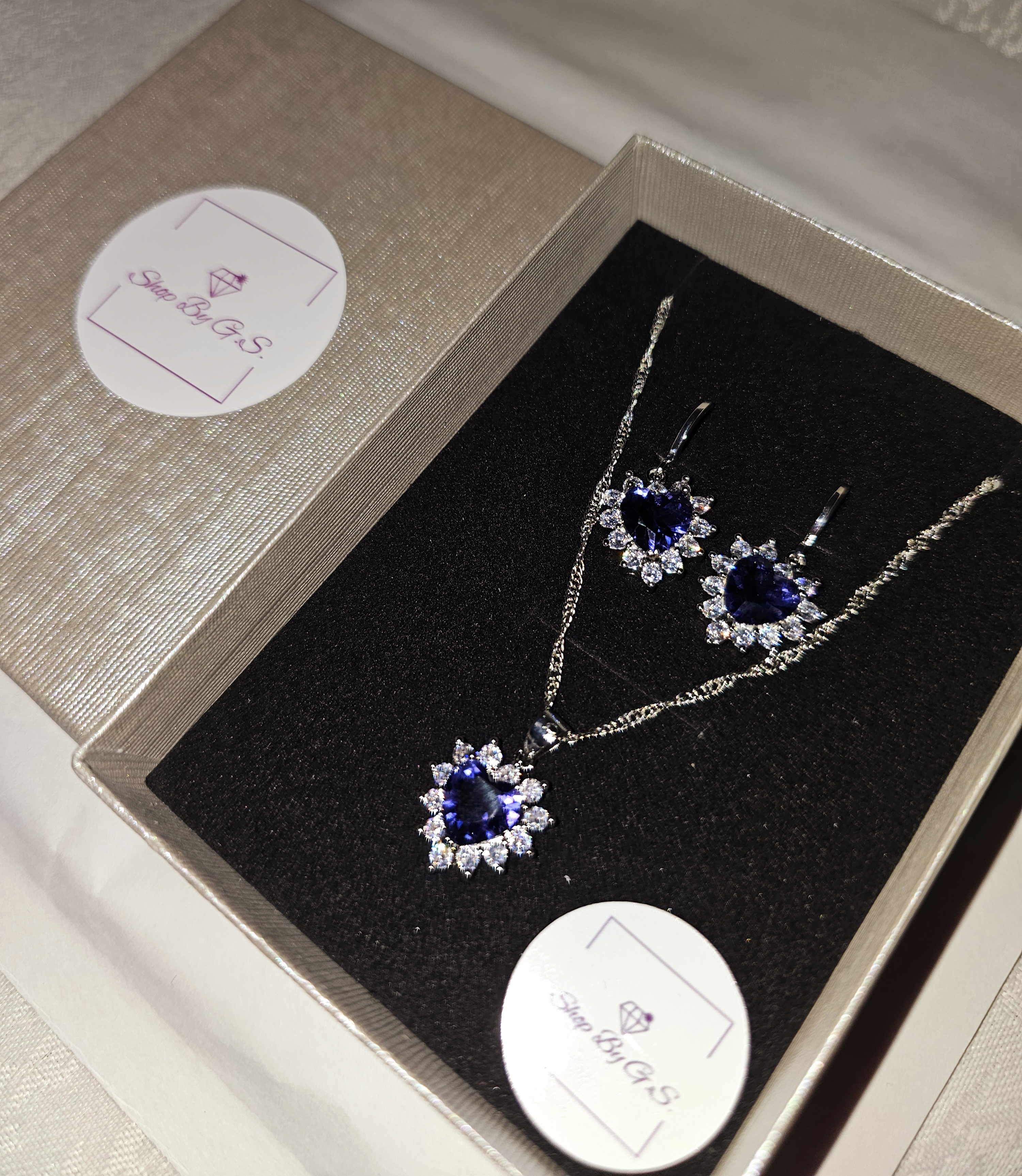 Papuošalų rinkinys su alyviniu cirkoniu