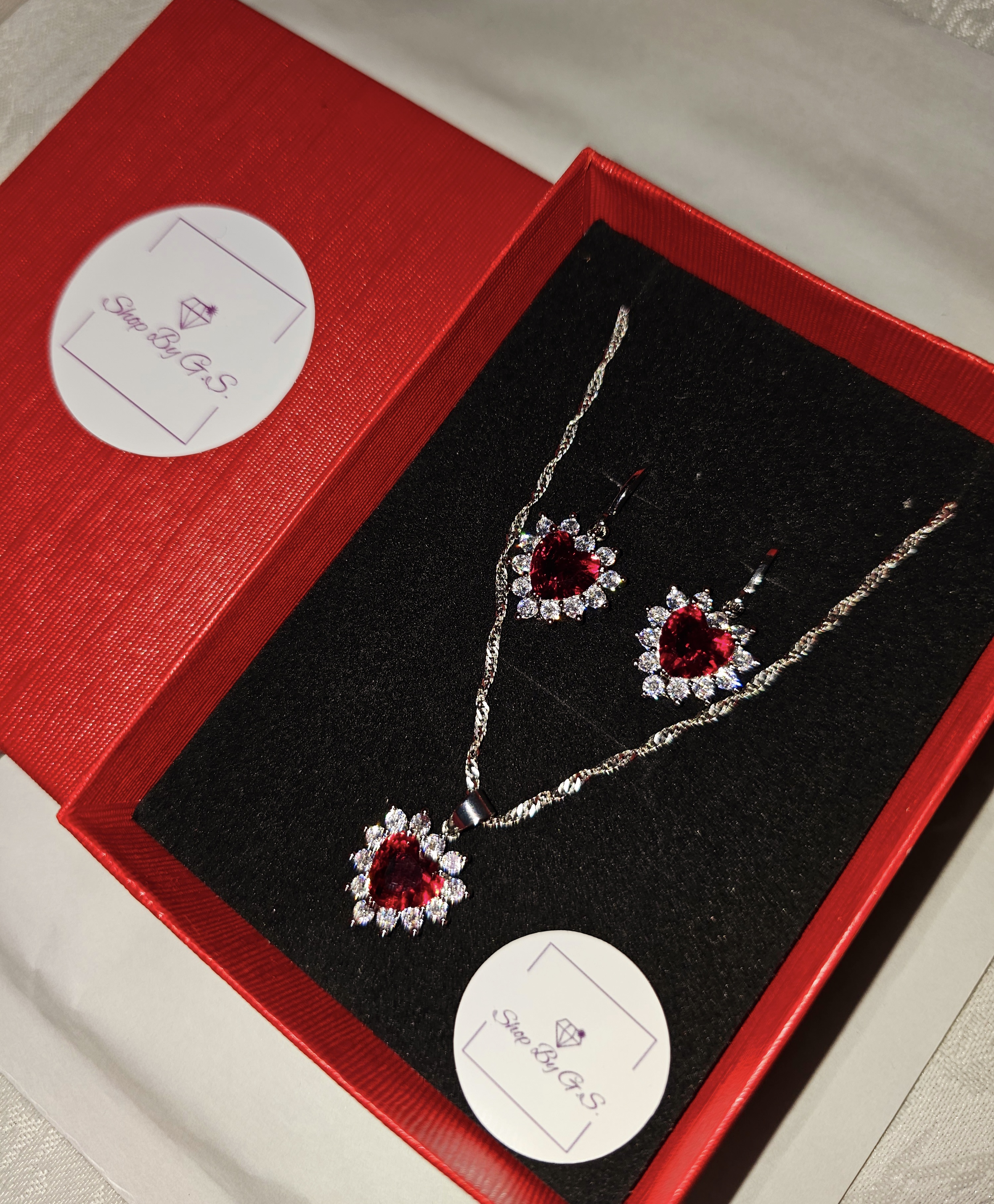 Papuošalų rinkinys su raudonu cirkoniu
