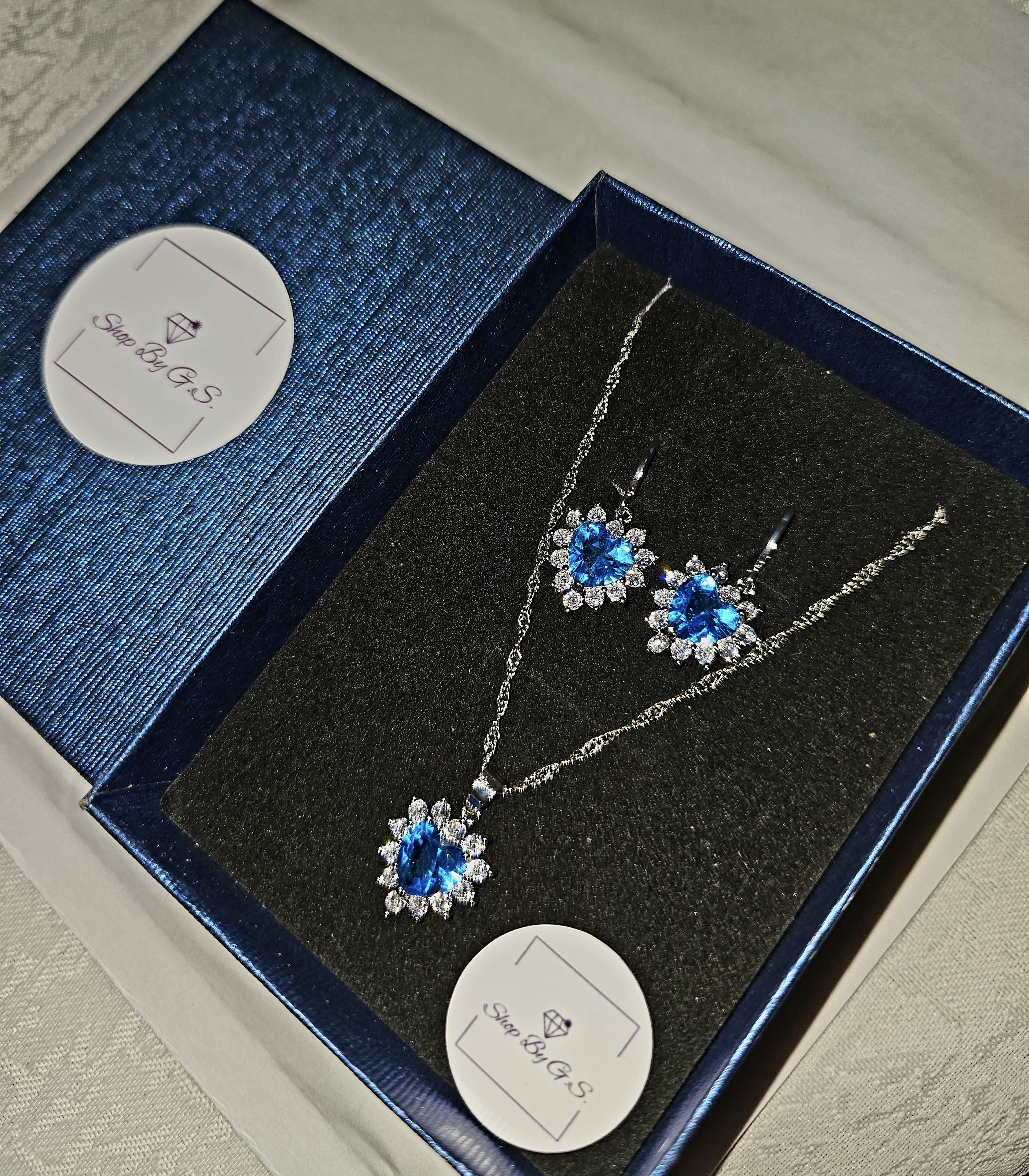 Papuošalų rinkinys su žydru cirkoniu