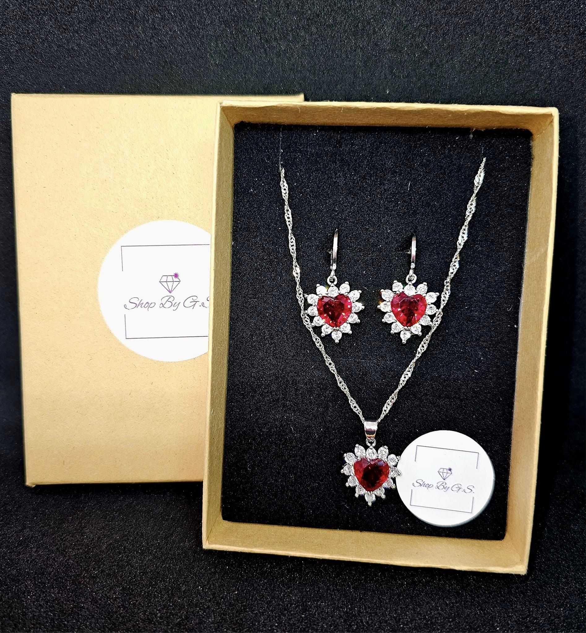 Papuošalų rinkinys su raudonu cirkoniu