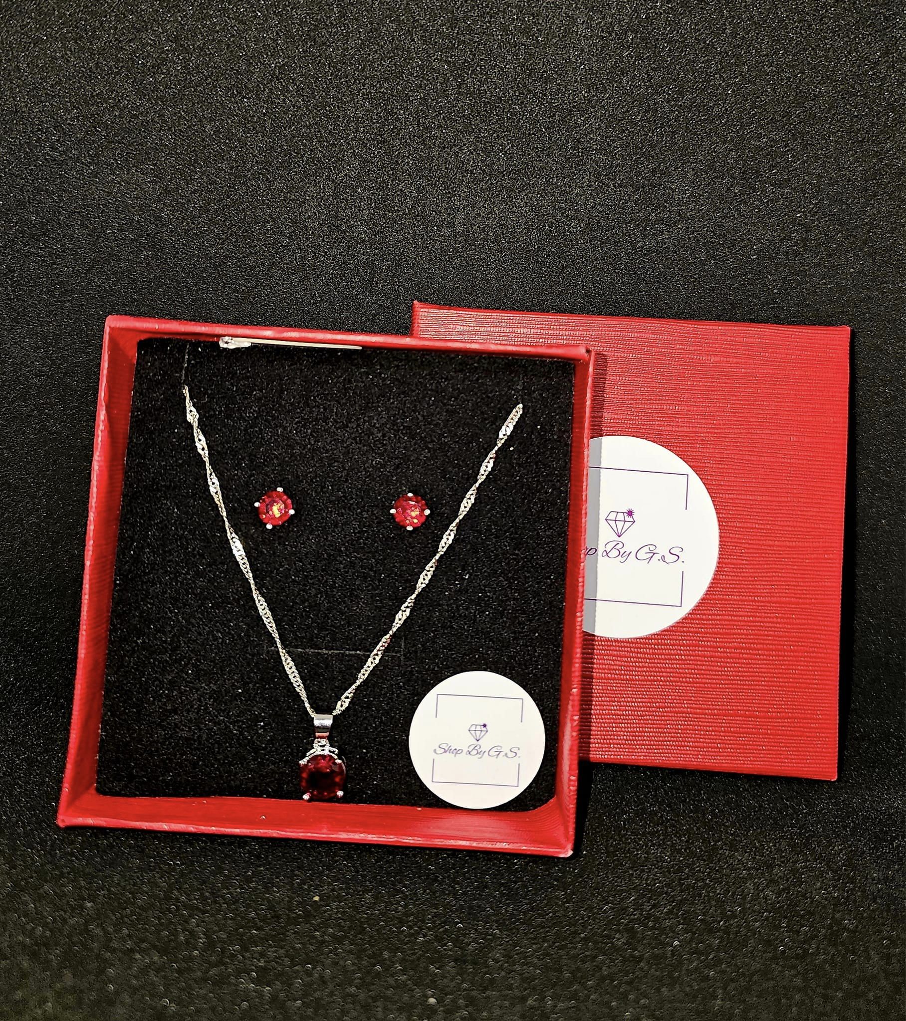 Papuošalų rinkinys su raudonu cirkoniu vinukai