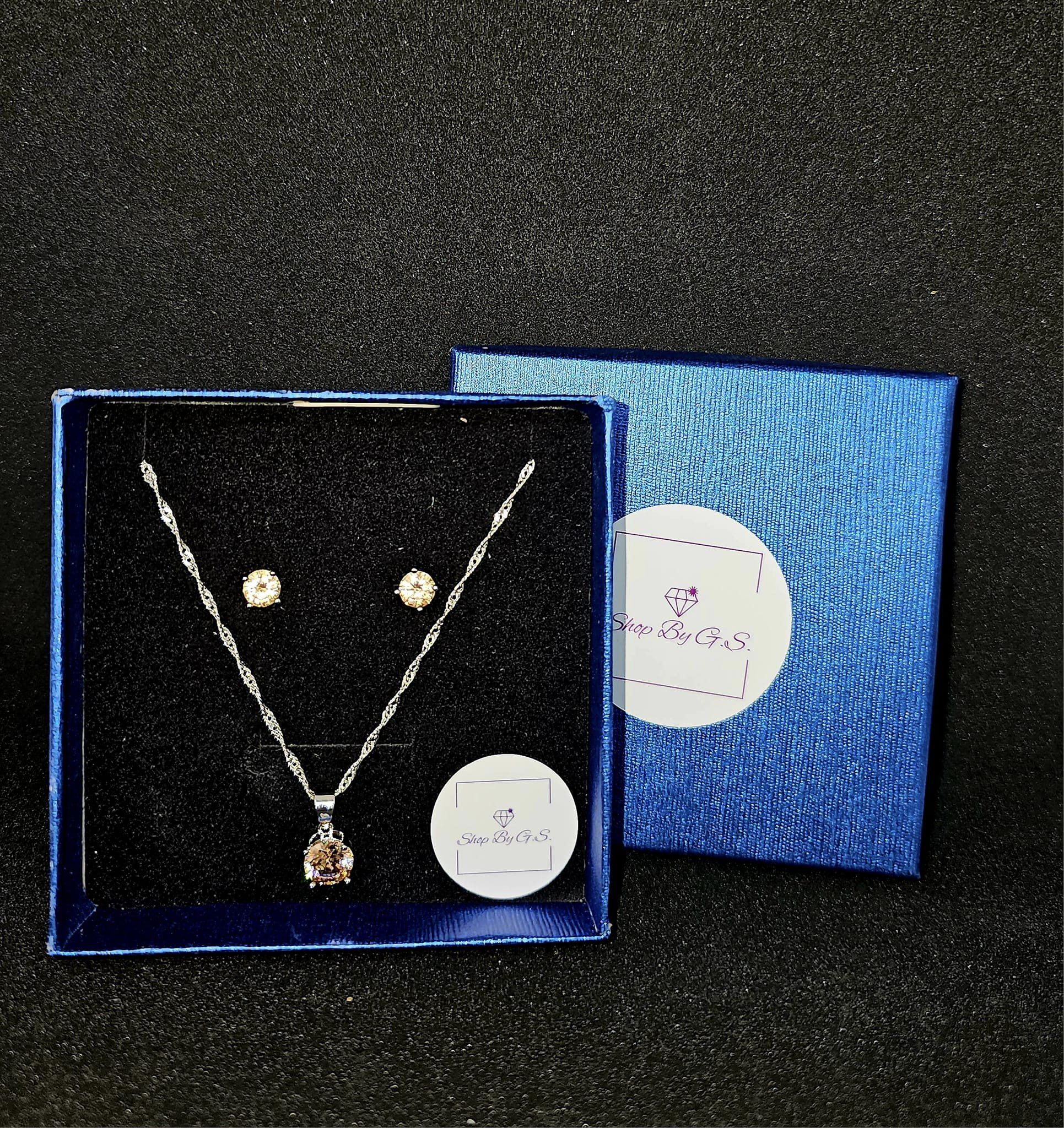 Papuošalų rinkinys su auksiniu cirkoniu vinukai