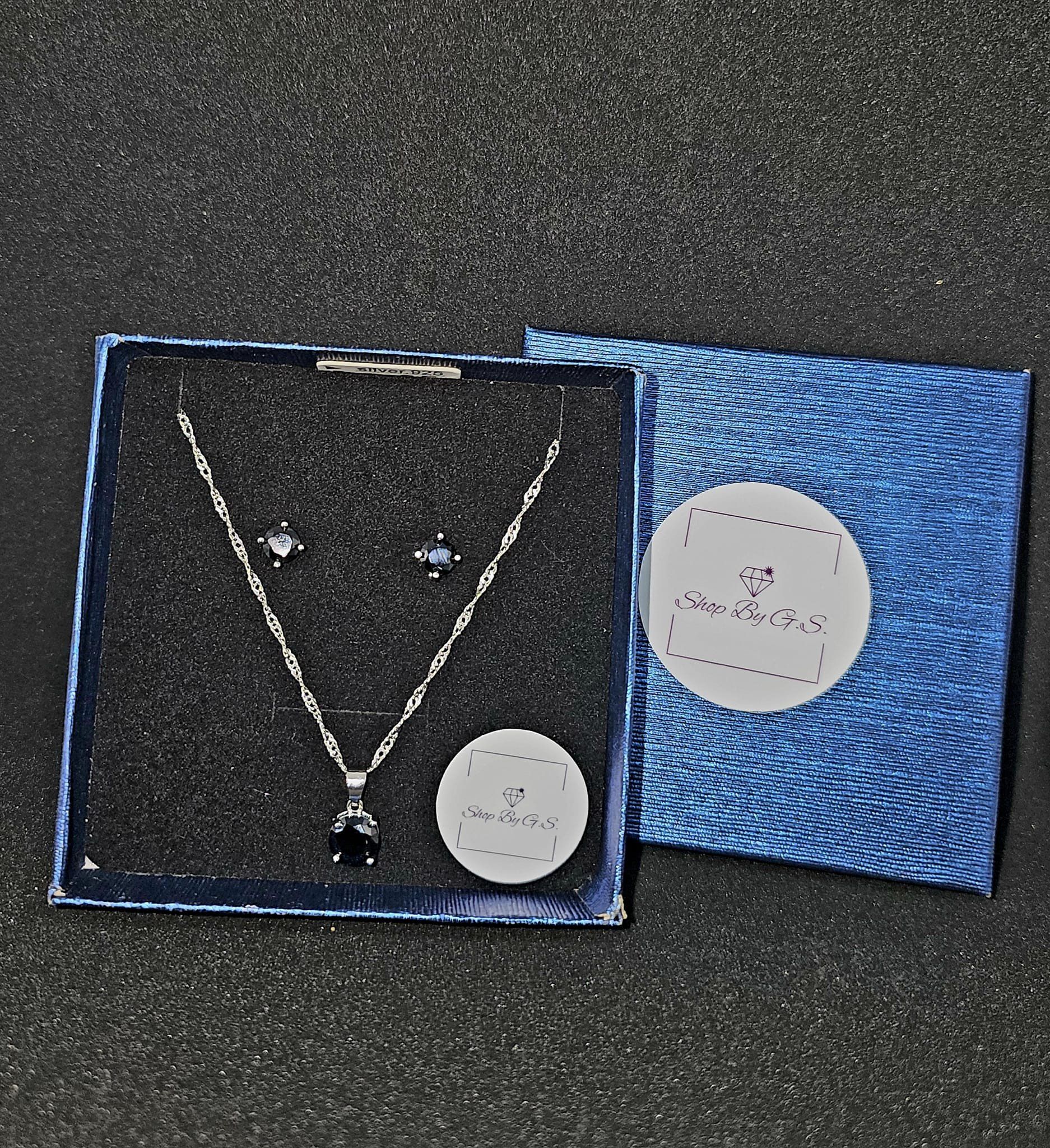 Papuošalų rinkinys su juodu cirkoniu vinukai