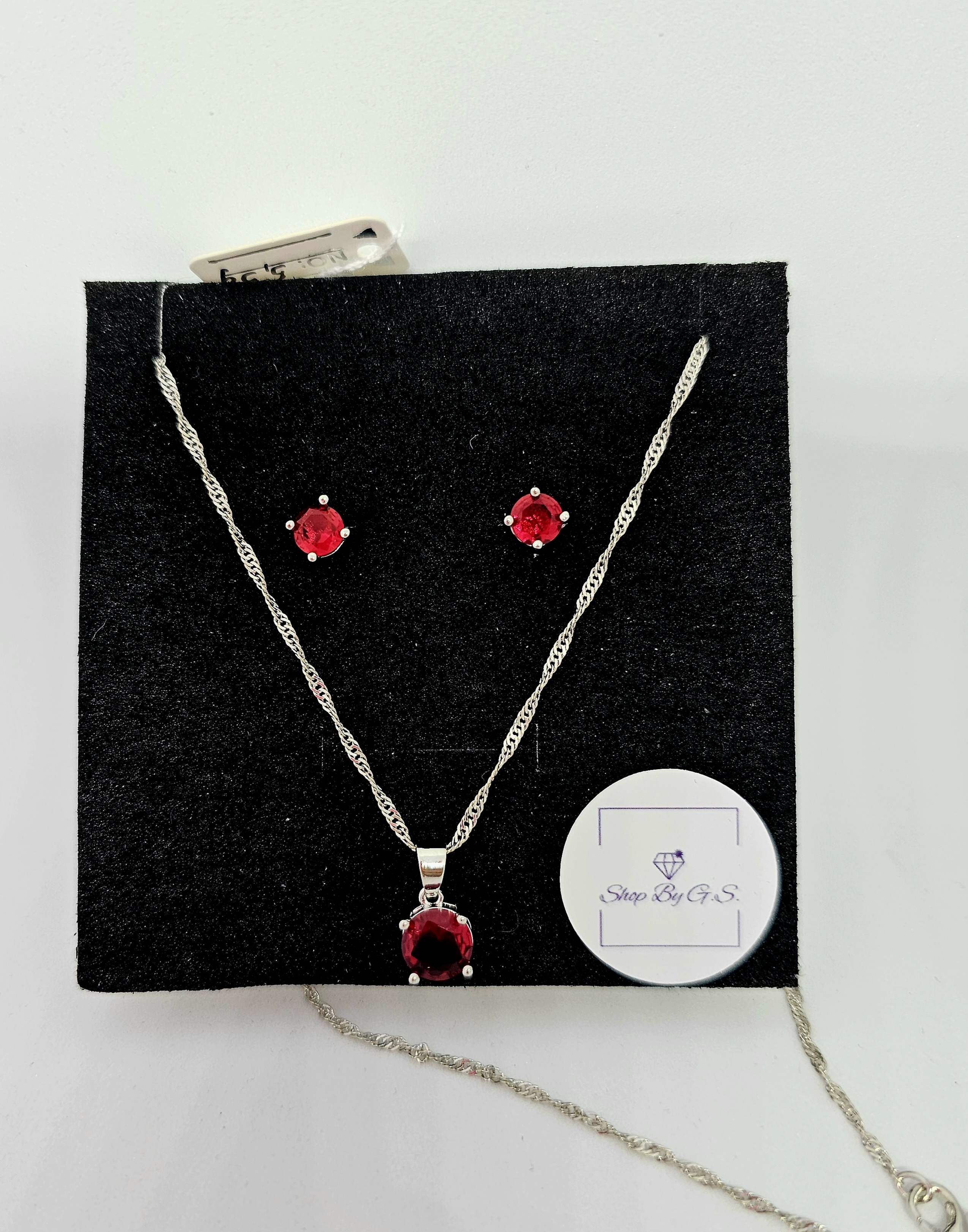 Papuošalų rinkinys su raudonu cirkoniu vinukai