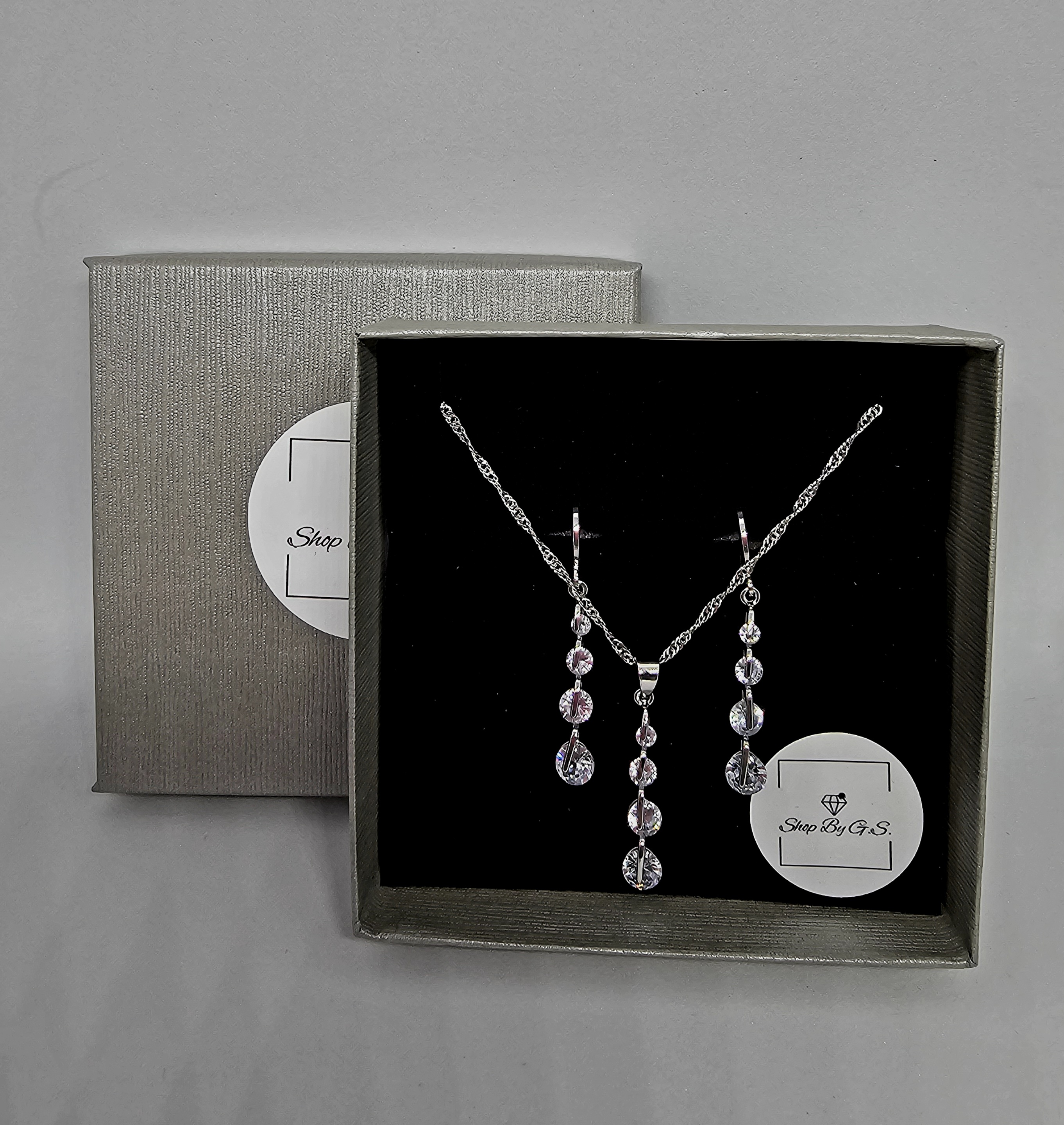 Papuošalų rinkinys su pailgais ovaliais cirkoniais