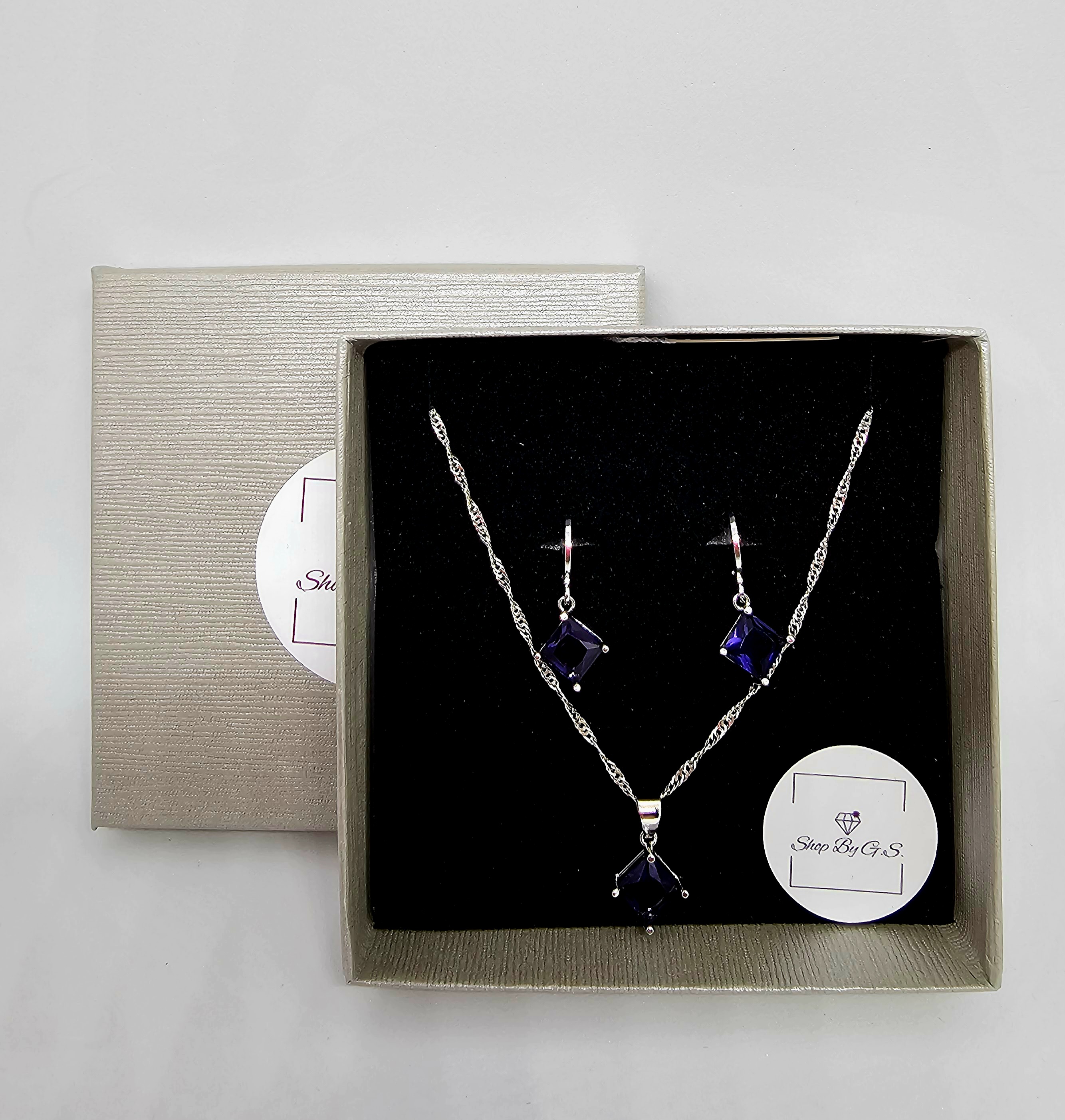 Papuošalų rinkinys su violetiniais cirkoniais kvadratas