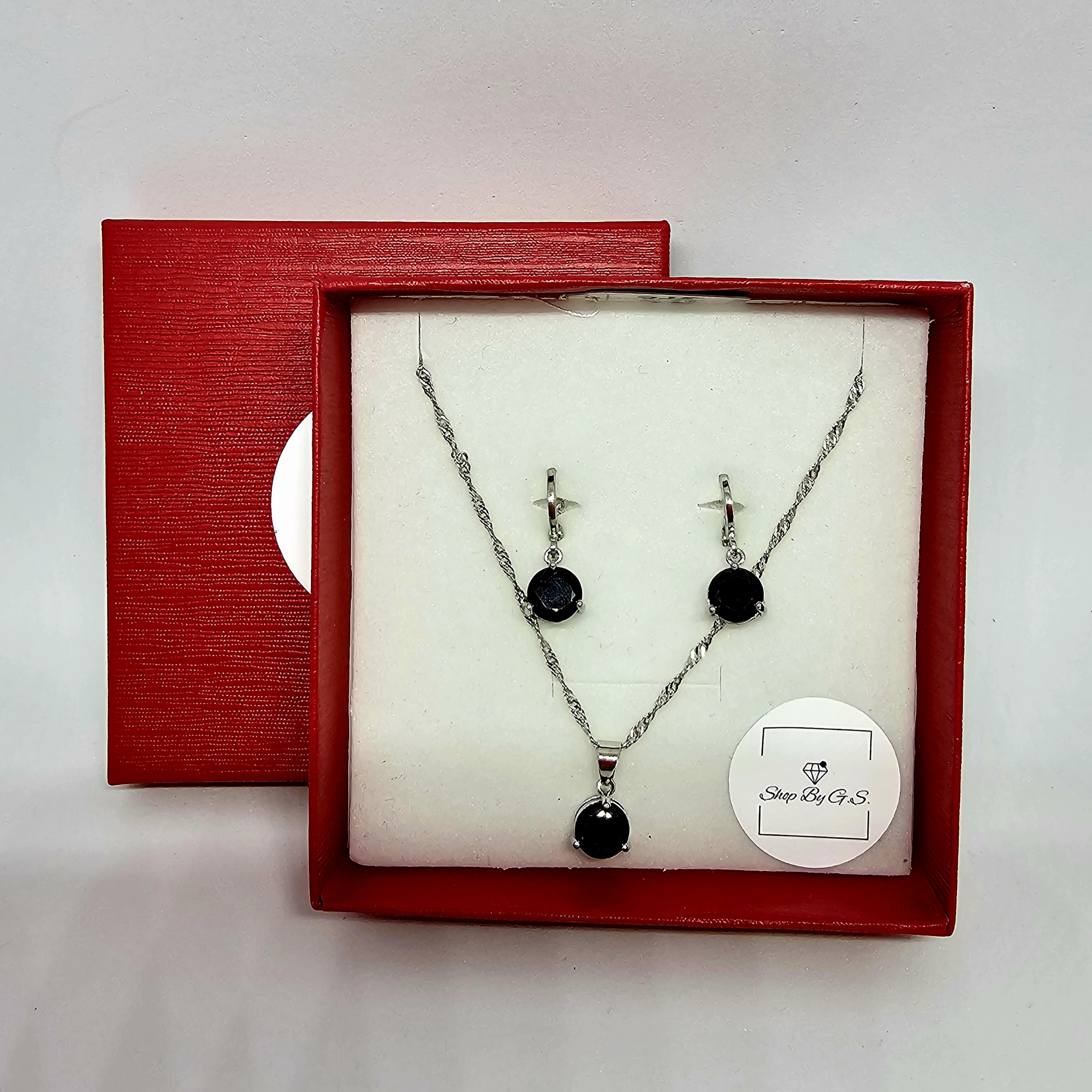 Papuošalų rinkinys su juodu ovaliu cirkoniu