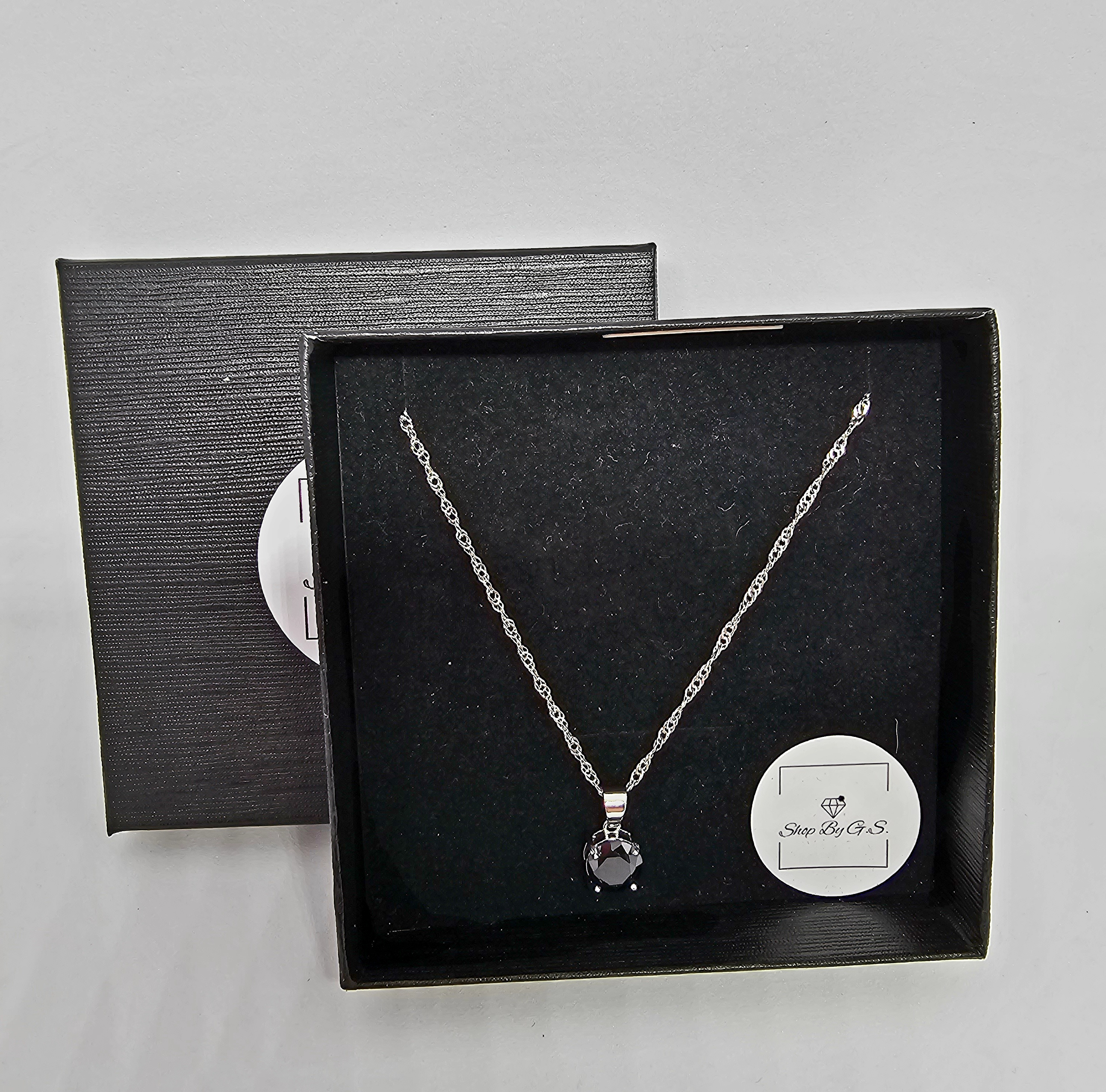 Grandinėlė su juodu cirkoniu