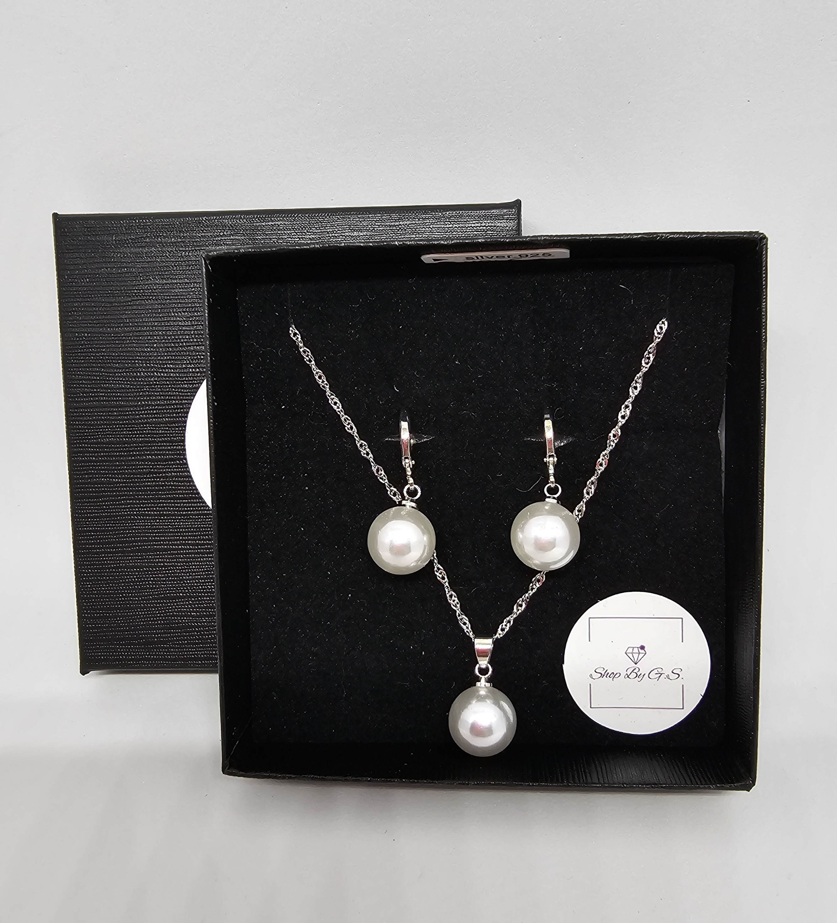 Papuošalų rinkinys su baltais perlais